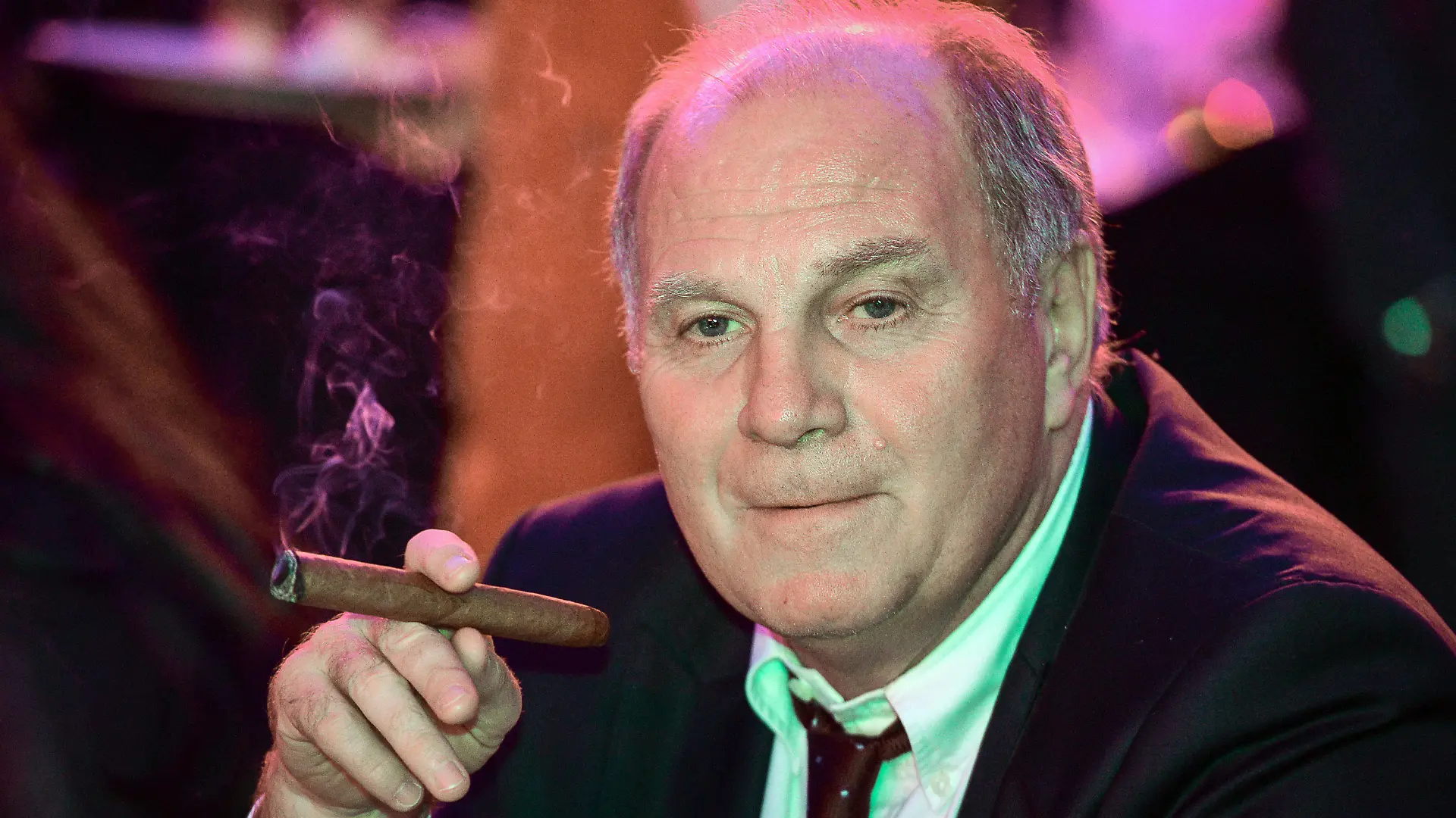 ARCHIV - Präsident Uli Hoeneß raucht am 22.12.2013 nach dem Gewinn der Club-WM während des Banketts des Fußball-Bundesligisten FC Bayern München im Teamhotel in Marrakesch (Marokko) eine Zigarre. Am Montag (10.03.2014) beginnt der Auftakt des Steuerstrafverfahrens gegen Uli Hoeneß, den Präsident des Fußballvereins FC Bayern München. Foto: David Ebener/dpa +++(c) dpa - Bildfunk+++