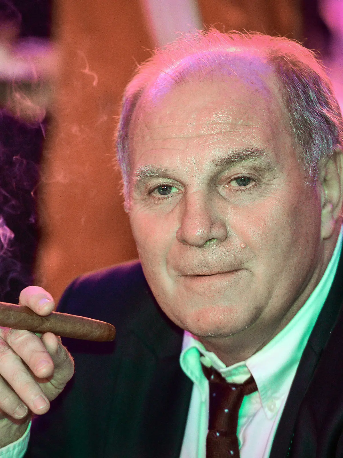 ARCHIV - Präsident Uli Hoeneß raucht am 22.12.2013 nach dem Gewinn der Club-WM während des Banketts des Fußball-Bundesligisten FC Bayern München im Teamhotel in Marrakesch (Marokko) eine Zigarre. Am Montag (10.03.2014) beginnt der Auftakt des Steuerstrafverfahrens gegen Uli Hoeneß, den Präsident des Fußballvereins FC Bayern München. Foto: David Ebener/dpa +++(c) dpa - Bildfunk+++
