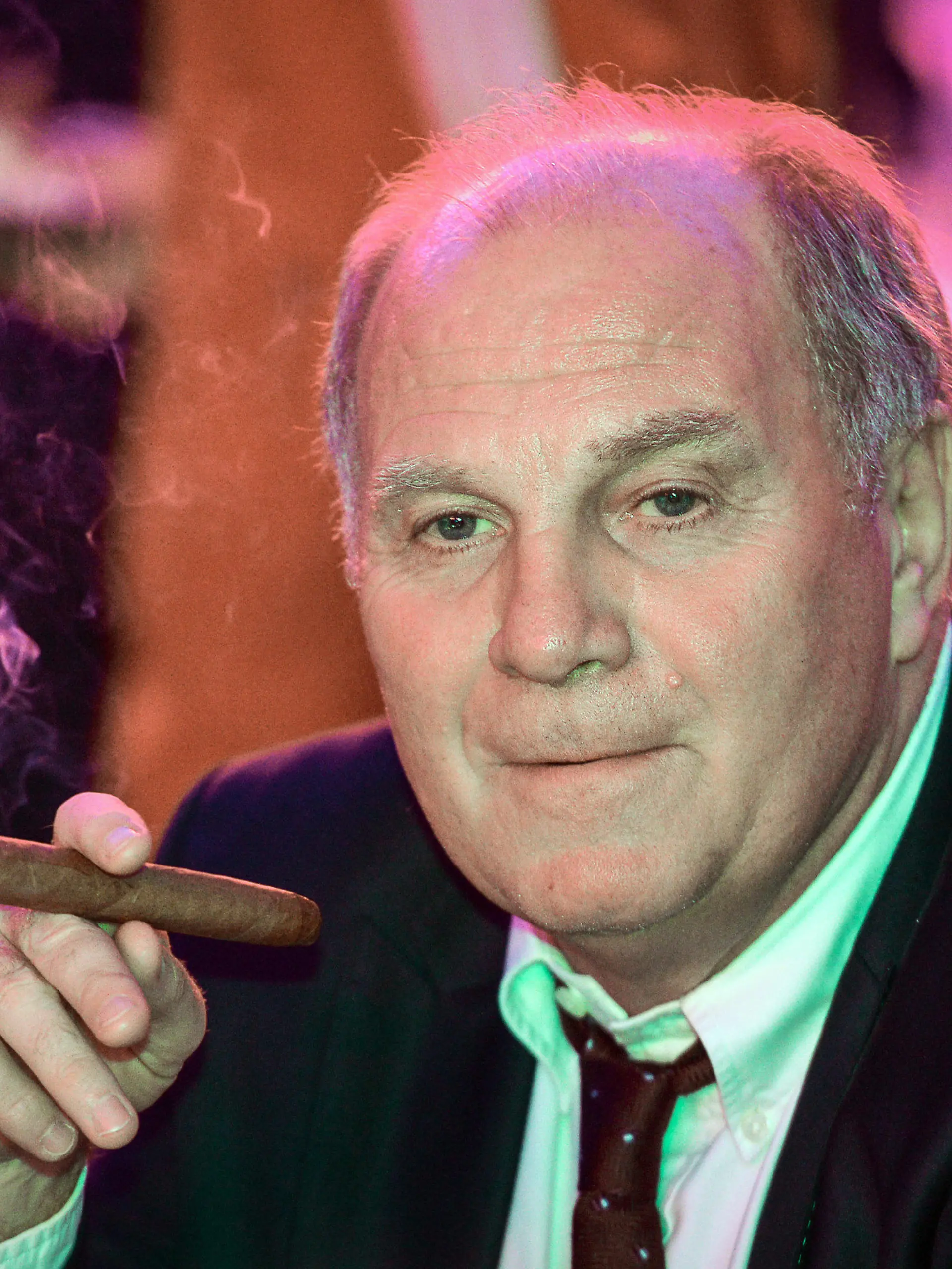 ARCHIV - Präsident Uli Hoeneß raucht am 22.12.2013 nach dem Gewinn der Club-WM während des Banketts des Fußball-Bundesligisten FC Bayern München im Teamhotel in Marrakesch (Marokko) eine Zigarre. Am Montag (10.03.2014) beginnt der Auftakt des Steuerstrafverfahrens gegen Uli Hoeneß, den Präsident des Fußballvereins FC Bayern München. Foto: David Ebener/dpa +++(c) dpa - Bildfunk+++