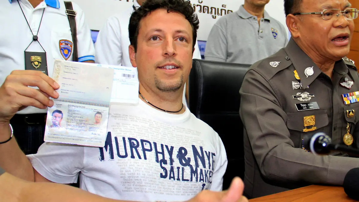 epa04116901 Italian tourist Luigi Maraldi, 37, (L) who had reported his passport stolen in August 2013, shows his current passport next to Thai police officers during a press conference at a police station in Phuket island, southern Thailand, 09 March 2014. Two passengers on the missing Malaysia Airlines aircraft MH370 were reported travelling on the stolen passports of Luigi Maraldi and one of an Austrian citizen who reportedly had his papers stolen two years ago. EPA/YONGYOT PRUKSARAK +++(c) dpa - Bildfunk+++