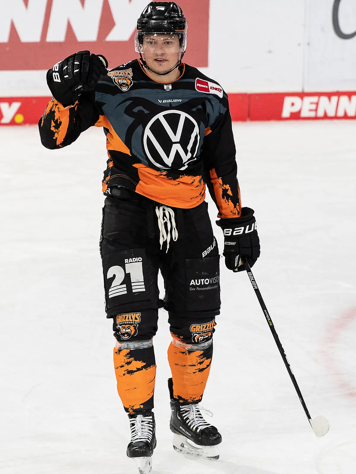 18.11.2022, Niedersachsen, Wolfsburg: Eishockey: DEL, 21. Spieltag, Grizzlys Wolfsburg - Straubing Tigers, in der Eis Arena. Wolfsburgs Rhett Rakhshani jubelt nach seinem Tor zum 2-1. Foto: Swen Pförtner/dpa +++ dpa-Bildfunk +++