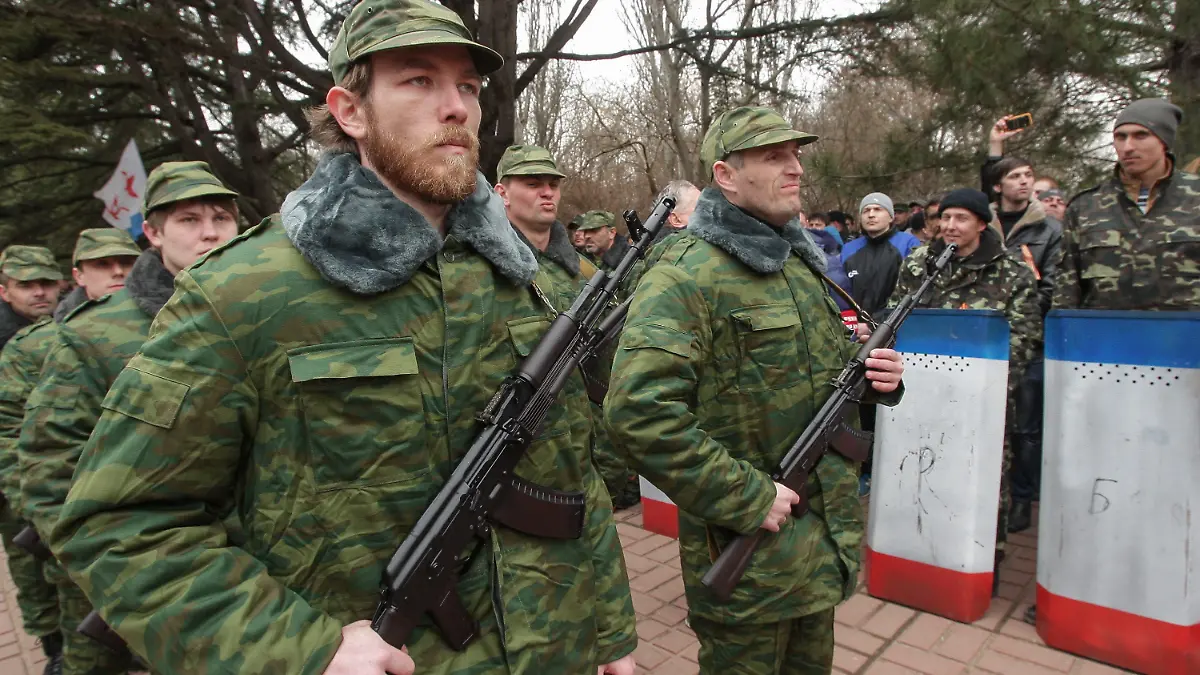 epa04115542 Pro-Russian Crimean self defense soldiers attend a swearing-in ceremony in Simferopol, Crimea, Ukraine, 08 March 2014. The USA and European Union have threatened sanctions against Moscow over the military standoff in the strategic Crimean peninsula, and are urging Russia to pull back its forces in the region and allow in international observers and human rights monitors. Crimea, which has a majority ethnic Russian population, is strategically important to Russia as the home port of its Black Sea Fleet. EPA/ARTUR SHVARTS +++(c) dpa - Bildfunk+++