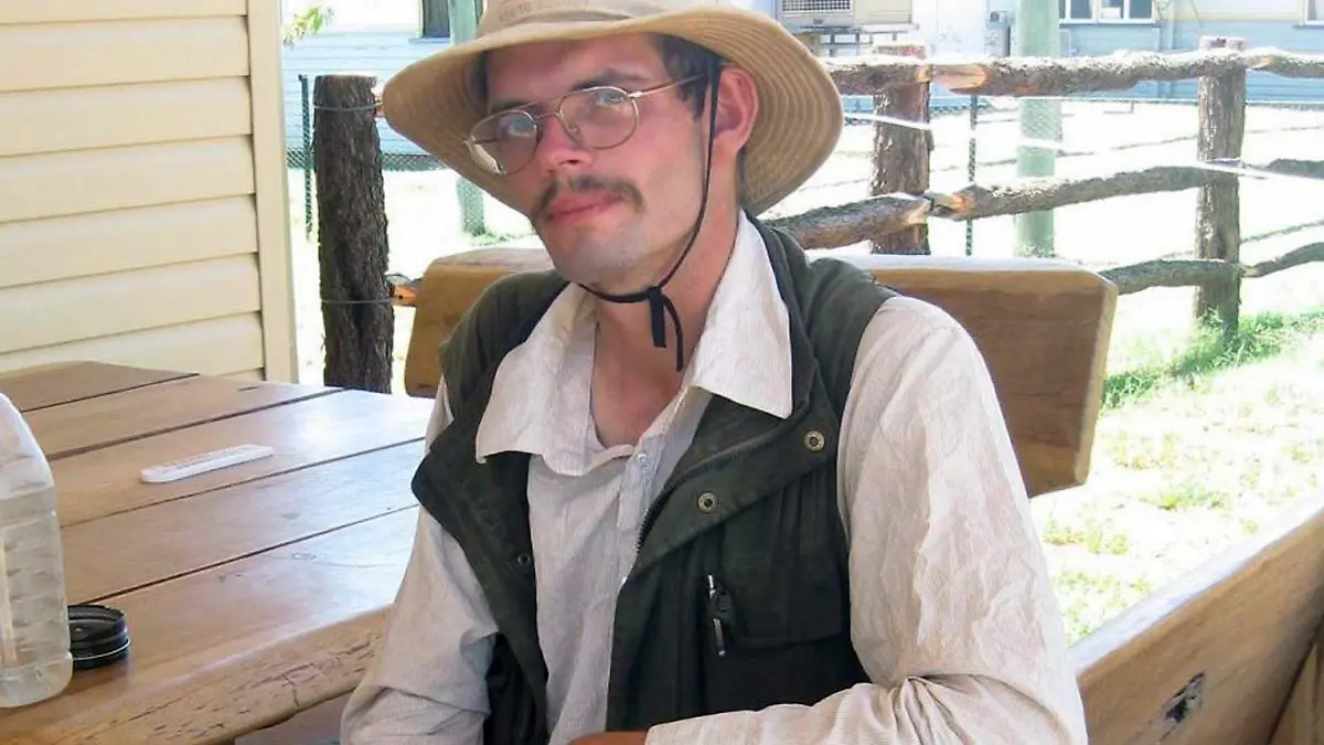 epa04113081 An undated handout picture released by Queensland Police shows German tourist Daniel Dudzisz who has been found near Longreach in Queensland, Australia, 06 March 2014. He went missing on 17 February after attempting to walk between Windorah and Jundah in the Australian Outback. The German backpacker who ate flies to survive during 15 days trapped by floodwaters in the Australian Outback has been found safe and well, Queensland police said on 07 March 2014. EPA/QUEENSLAND POLICE AUSTRALIA AND NEW ZEALAND OUT -- BEST AVAILABLE QUALITY HANDOUT EDITORIAL USE ONLY/NO SALES +++(c) dpa - Bildfunk+++