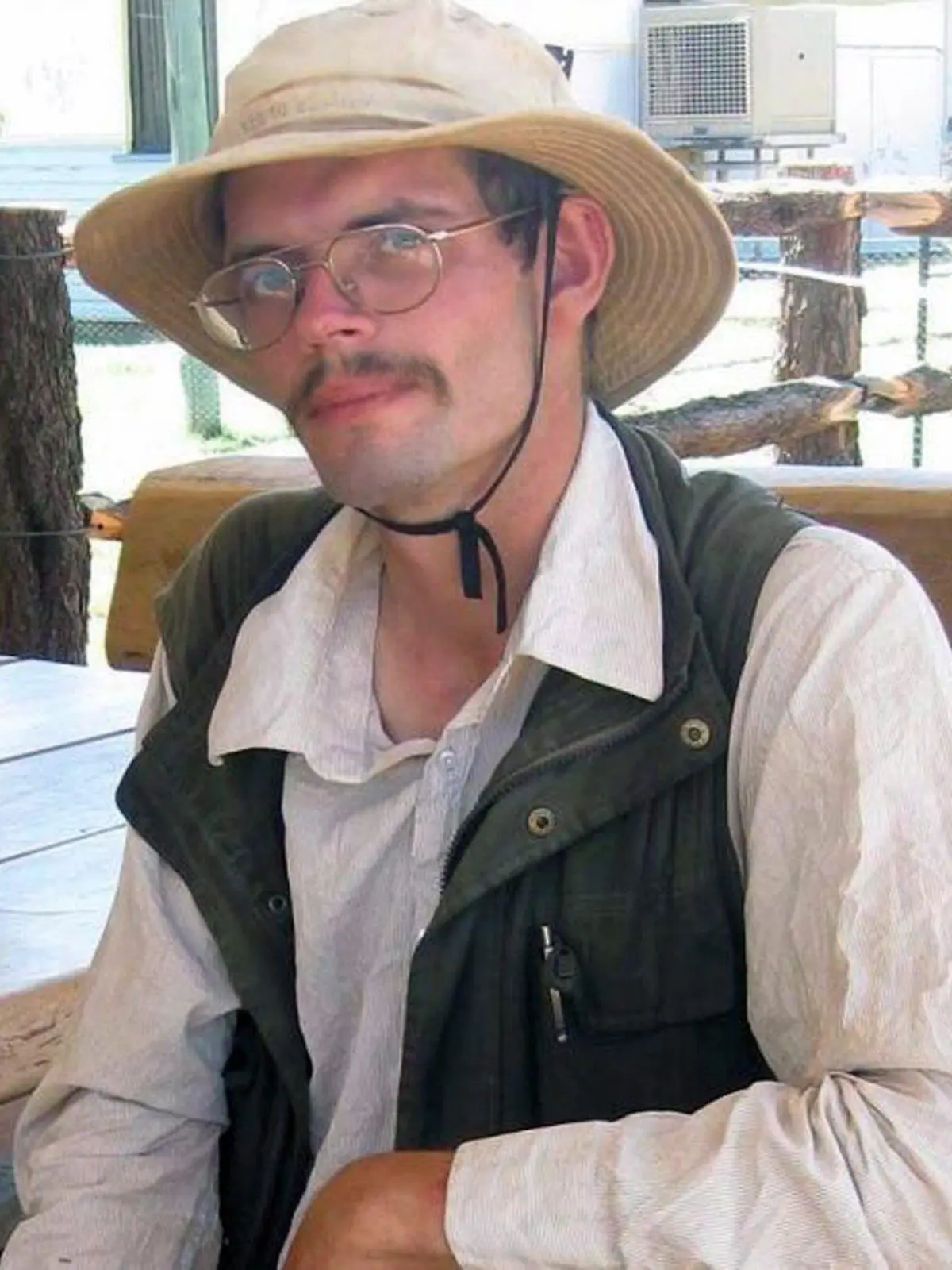 epa04113081 An undated handout picture released by Queensland Police shows German tourist Daniel Dudzisz who has been found near Longreach in Queensland, Australia, 06 March 2014. He went missing on 17 February after attempting to walk between Windorah and Jundah in the Australian Outback. The German backpacker who ate flies to survive during 15 days trapped by floodwaters in the Australian Outback has been found safe and well, Queensland police said on 07 March 2014. EPA/QUEENSLAND POLICE AUSTRALIA AND NEW ZEALAND OUT -- BEST AVAILABLE QUALITY HANDOUT EDITORIAL USE ONLY/NO SALES +++(c) dpa - Bildfunk+++