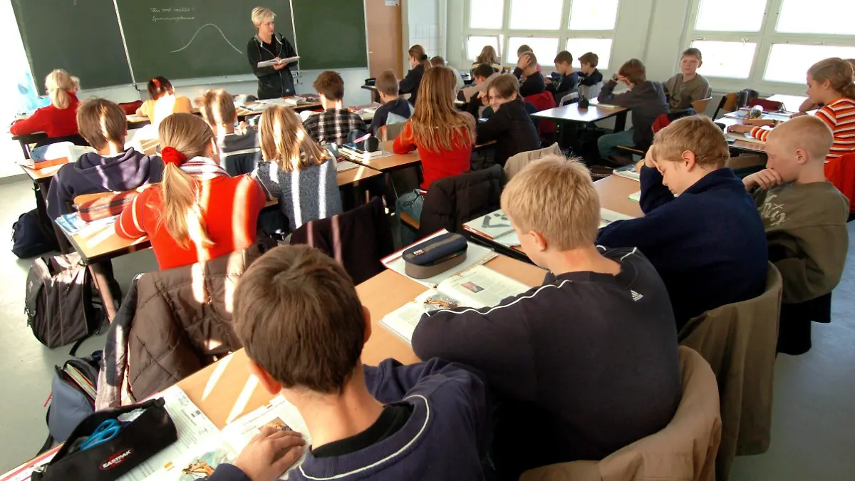 ARCHIV - Schüler der Klasse Klasse 7/3 nehmen am 13.10.2004 am Goethe-Gymnasium in Schwerin am Deutschunterricht teil. Im Schweriner Goethe-Gymnasium wird am Freitag (13.04.2012) Bildungsminister Mathias Brodkorb (SPD) zur zweiten Runde der Lehrersprechstunden erwartet. Foto: Jens Büttner dpa/lmv (zu dpa-KORR: «Baustelle Schule: Überlastete Lehrer laden Kummer bei Minister ab» vom 13.04.2012) +++(c) dpa - Bildfunk+++