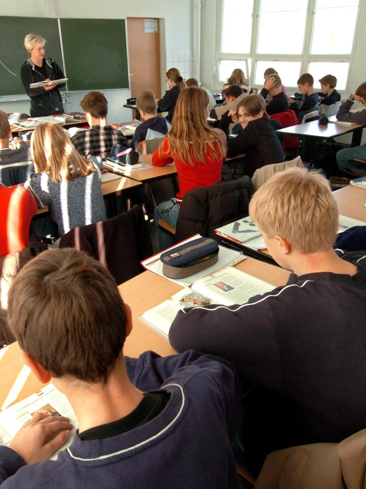 ARCHIV - Schüler der Klasse Klasse 7/3 nehmen am 13.10.2004 am Goethe-Gymnasium in Schwerin am Deutschunterricht teil. Im Schweriner Goethe-Gymnasium wird am Freitag (13.04.2012) Bildungsminister Mathias Brodkorb (SPD) zur zweiten Runde der Lehrersprechstunden erwartet. Foto: Jens Büttner dpa/lmv (zu dpa-KORR: «Baustelle Schule: Überlastete Lehrer laden Kummer bei Minister ab» vom 13.04.2012)  +++(c) dpa - Bildfunk+++