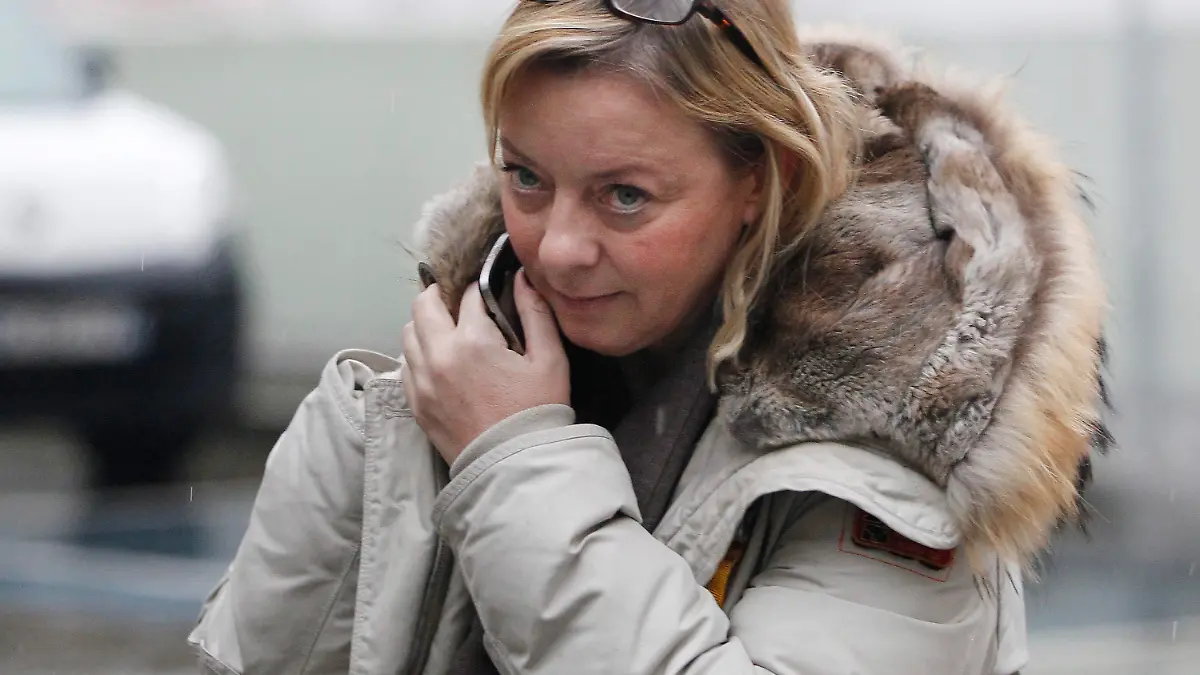 epa04007801 Sabine Kehm (L), manager of retired Formula One German racing driver Michael Schumacher arrives to the 'Centre Hospitalier Universitaire' (CHU) hospital in Grenoble, near the French Alps, France, 04 January 2014. Formula One legend Michael Schumacher, who underwent emergency surgery and was put into an induced coma is in stable but still critical condition after head injuries sustained in a skiing accident in Meribel. EPA/GUILLAUME HORCAJUELO +++(c) dpa - Bildfunk+++