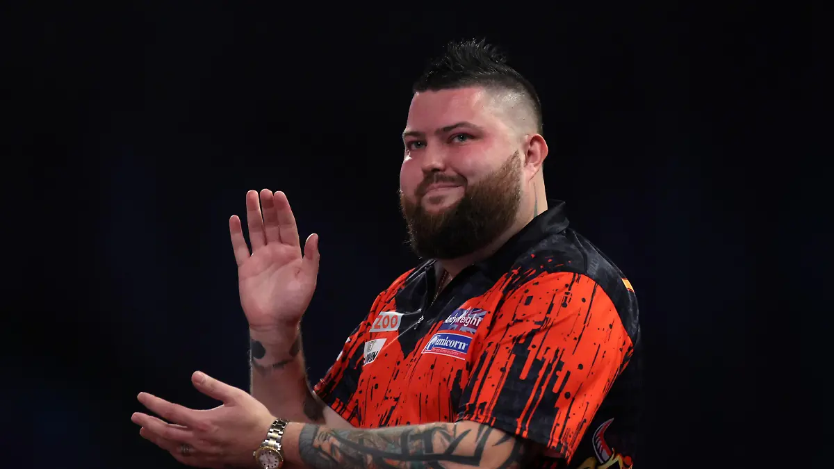 LONDON, ENGLAND - DECEMBER 28: Michael Smith of England reacts during his Third Round match against Martin Schindler of Germany during Day Nine of The Cazoo World Darts Championship at Alexandra Palace on December 28, 2022 in London, England. (Photo by Mike Owen/Getty Images)