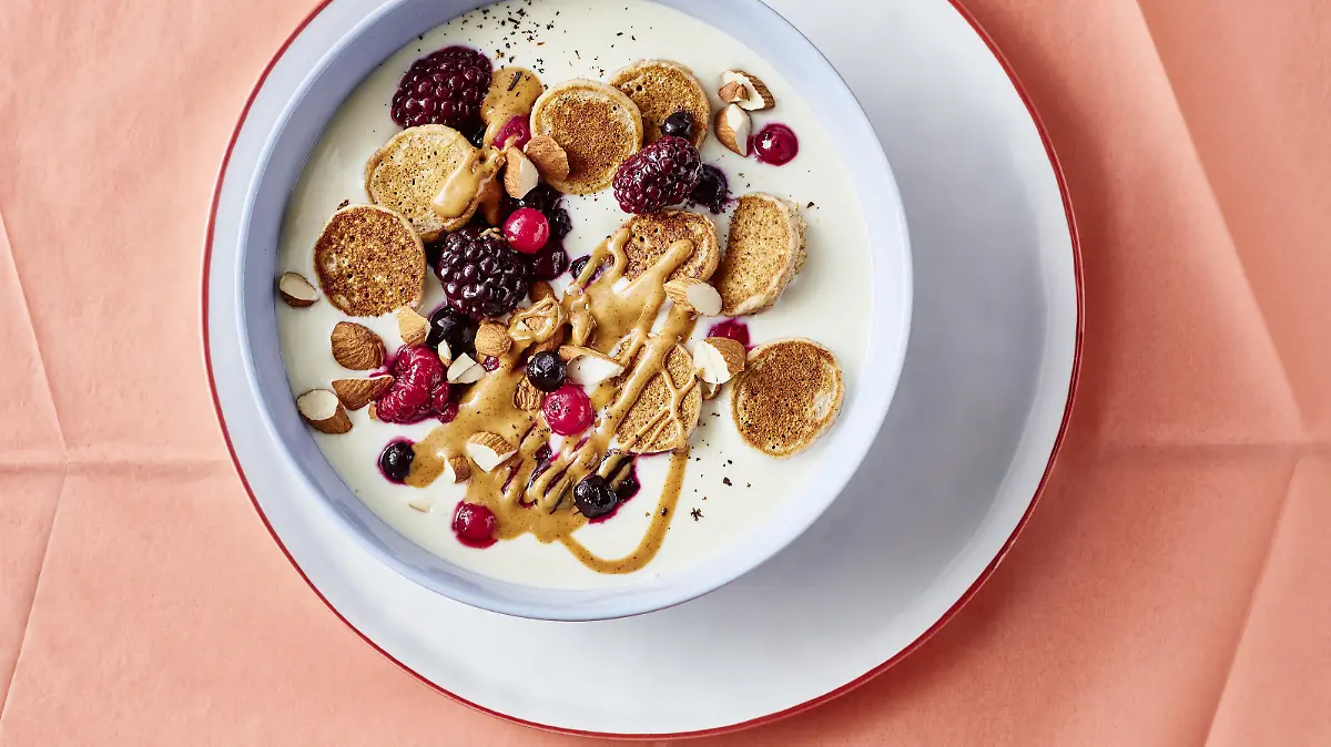 Pancake Bowl mit Beeren und Mandelmus