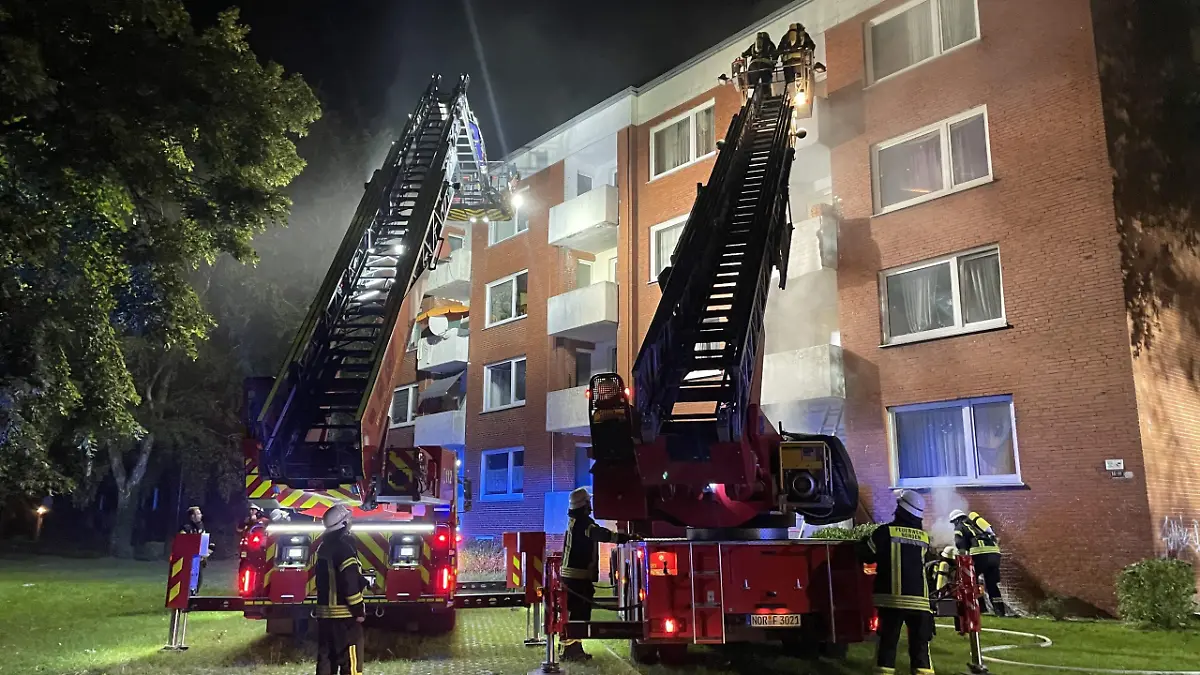Über die Drehleitern retten die Einsatzkräfte 10 Menschen aus dem Haus. Weitere 29 können das Haus über das Treppenhaus verlassen, das die Feuerwehr zuvor von Rauch befreit.