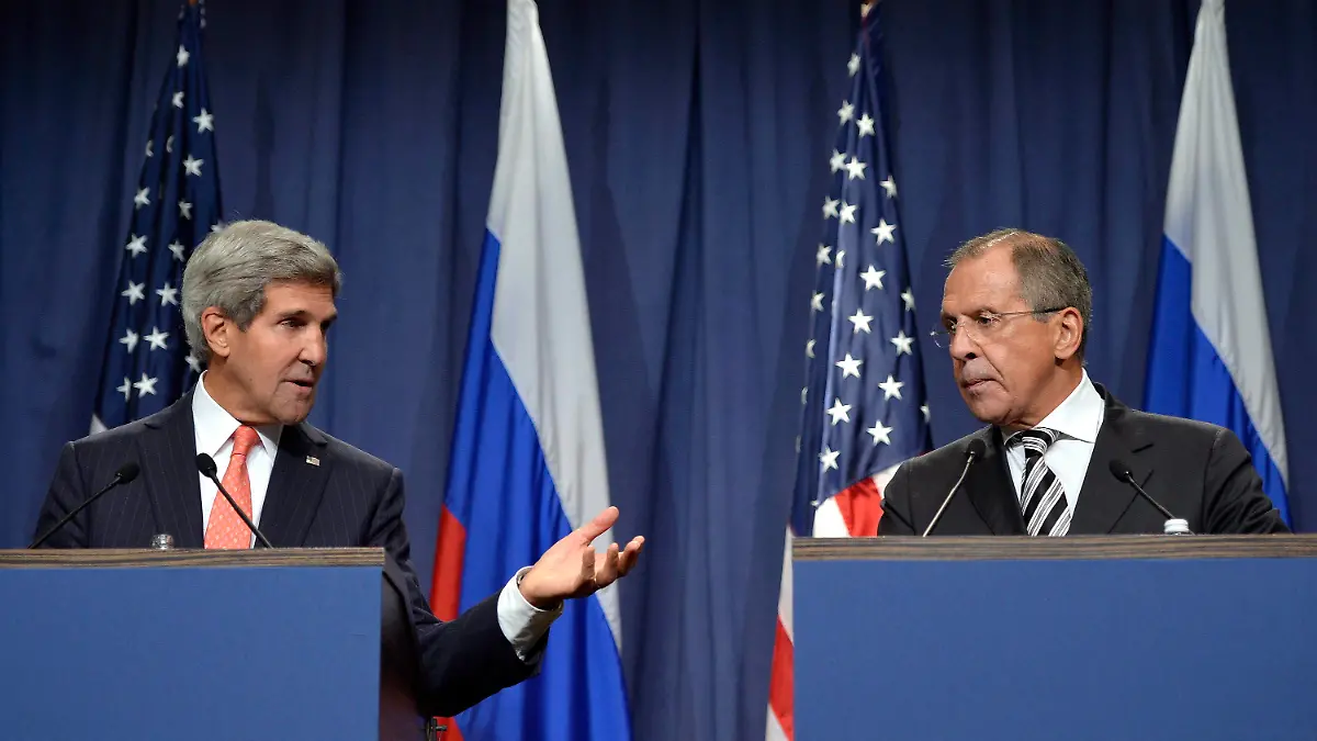 epa03867019 US Secretary of State John Kerry, (L), and Russian Foreign Minister Sergei Lavrov, (R), speak after making statements following meetings regarding Syria, at a news conference at the Geneva, Switzerland, 14 September 2013. The United States and Russia have agreed on a proposal to eliminate Syria's chemical weapons arsenal. EPA/MARTIAL TREZZINI +++(c) dpa - Bildfunk+++
