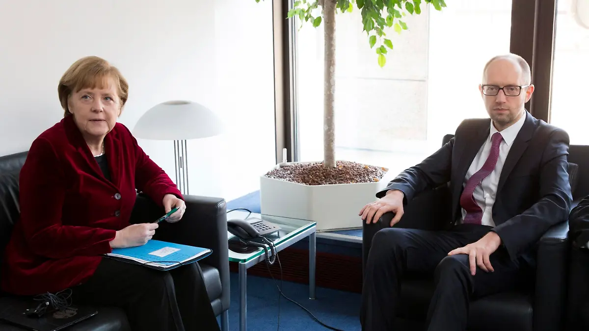 Germany's Chancellor Angela Merkel (L) meets with Ukraine's Prime Minister Arseniy Yatsenyuk during a European leaders emergency summit on Ukraine, in Brussels March 6, 2014. European Union leaders were set to warn but not sanction Russia on Thursday over its military intervention in Ukraine after Moscow rebuffed Western diplomatic efforts to persuade it to pull forces in Crimea back to their bases. REUTERS/Stringer (BELGIUM - Tags: POLITICS MILITARY CONFLICT)