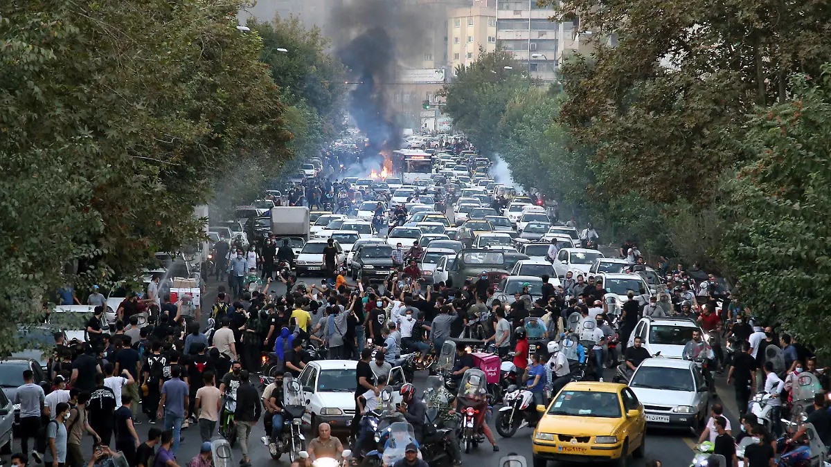 ARCHIV - 21.09.2022, Iran, Tehran: Demonstranten skandieren während eines Protestes in der Innenstadt von Teheran Parolen gegen den Tod der 22-jährigen Iranerin Jina Mahsa Amini. Sie war vor gut einer Woche von der Sittenpolizei wegen ihres «unislamischen Outfits» festgenommen worden. Was genau mit Amini nach ihrer Festnahme geschah ist unklar, jedenfalls fiel sie ins Koma und starb am Freitag (16.09.2022) in einem Krankenhaus. Nach den tagelangen Massenprotesten im Iran wurde der Zugang zu Instagram, einer der wenigen westlichen Social-Media-Plattformen, die im Lande noch verfügbar sind, unterbrochen. (zu dpa:100 Tage nach dem Tod von Jina Mahsa Amini - Teheran in der Krise) Foto: Uncredited/AP/dpa +++ dpa-Bildfunk +++