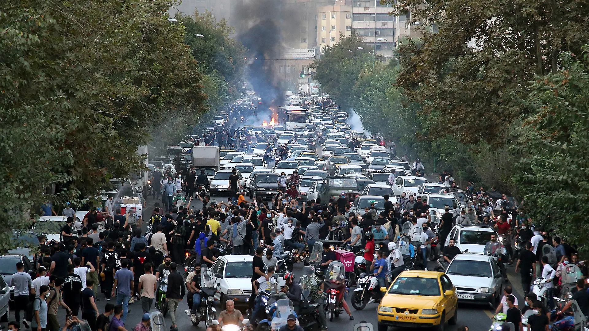 ARCHIV - 21.09.2022, Iran, Tehran: Demonstranten skandieren während eines Protestes in der Innenstadt von Teheran Parolen gegen den Tod der 22-jährigen Iranerin Jina Mahsa Amini. Sie war vor gut einer Woche von der Sittenpolizei wegen ihres «unislamischen Outfits» festgenommen worden. Was genau mit Amini nach ihrer Festnahme geschah ist unklar, jedenfalls fiel sie ins Koma und starb am Freitag (16.09.2022) in einem Krankenhaus. Nach den tagelangen Massenprotesten im Iran wurde der Zugang zu Instagram, einer der wenigen westlichen Social-Media-Plattformen, die im Lande noch verfügbar sind, unterbrochen. (zu dpa:100 Tage nach dem Tod von Jina Mahsa Amini - Teheran in der Krise) Foto: Uncredited/AP/dpa +++ dpa-Bildfunk +++