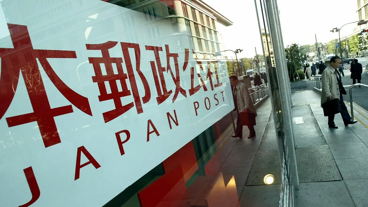 epa00164470 Japan Post building outside Tokyo's Marunouchi Business district, Thursday 01 April, 2004. Japan Post marks it's first anniversary today with expectations of having elimentated a deficit in mail delivery operations. The public corporation was created on 01 April 2003, to take over the governmental Postal Services Agency's mail delivery, postal savings and 'kampo' life insurance services. Japan Post President Masaharu Ikuta is reported to have said the company is likely to register profits in all of the three business fields in fiscal 2003 that ended Wednesday. EPA/EVERETT KENNEDY BROWN