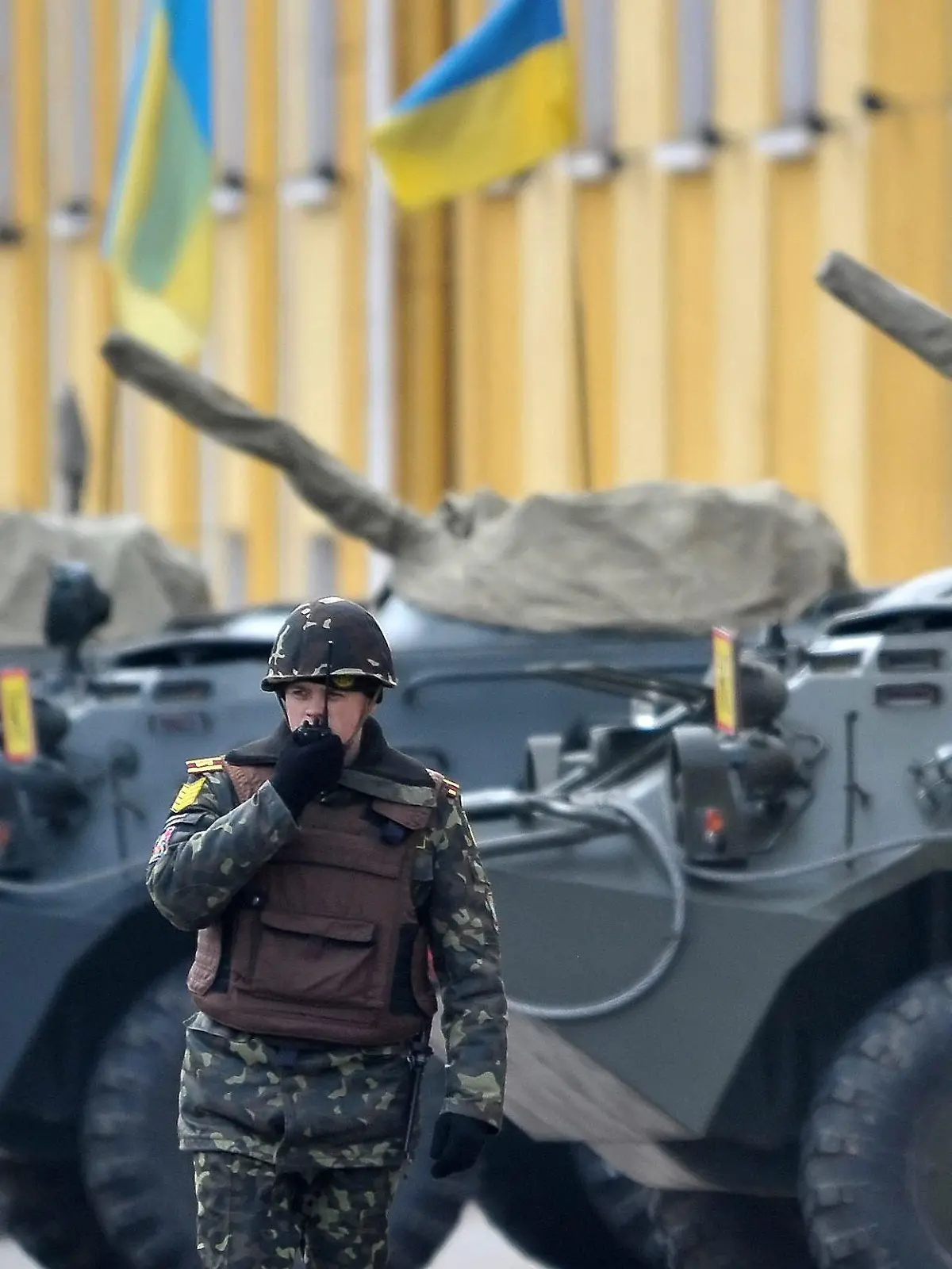 epa04108226 An Ukrainian soldier stands guard near armored vehicles on a military base in Lviv, Ukraine, 03 March 2014. Ukraine put its armed forces on 'full combat readiness' and called up reserves, as Russian military activity increased on both sides of the border. The Russian army reportedly occupied key sites in the autonomous region of Crimea, where a majority of the population is ethnic Russian. Troops surrounded several small military outposts and demanded Ukrainian troops disarm. Some refused, leading to standoffs, but no shots were fired. EPA/IVAN BOBERSKYY +++(c) dpa - Bildfunk+++