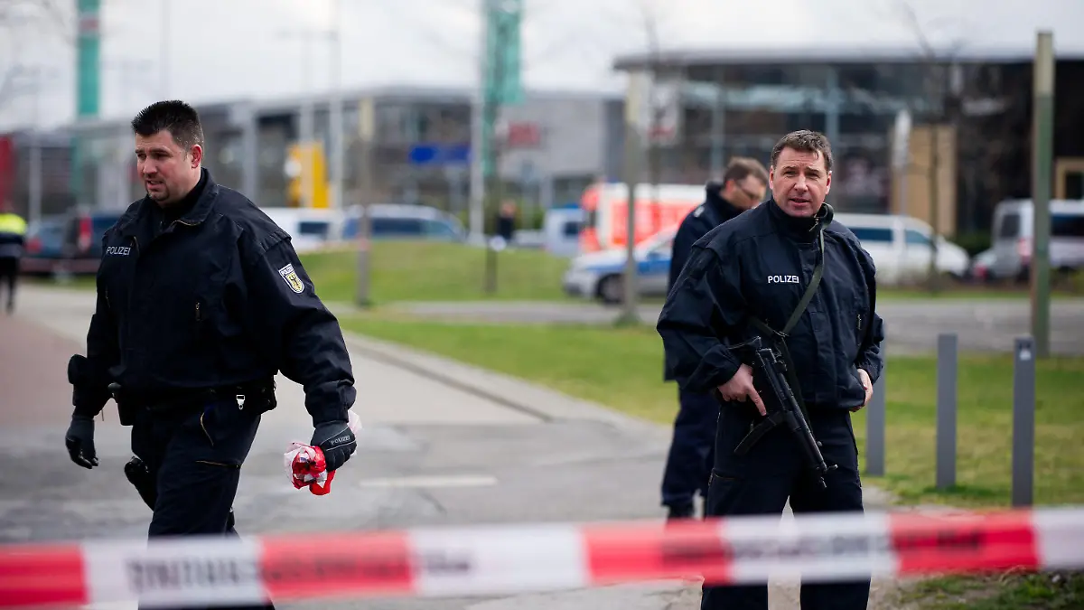 Polizisten sichern am 28.02.2014 in Düsseldorf (Nordrhein-Westfalen) das Bürogebäude, in dem eine Frau getötet wurde. Bei einer Bluttat in einem Düsseldorfer Bürokomplex ist eine Frau ums Leben gekommen. Foto: Jan-Philipp Strobel/dpa +++(c) dpa - Bildfunk+++