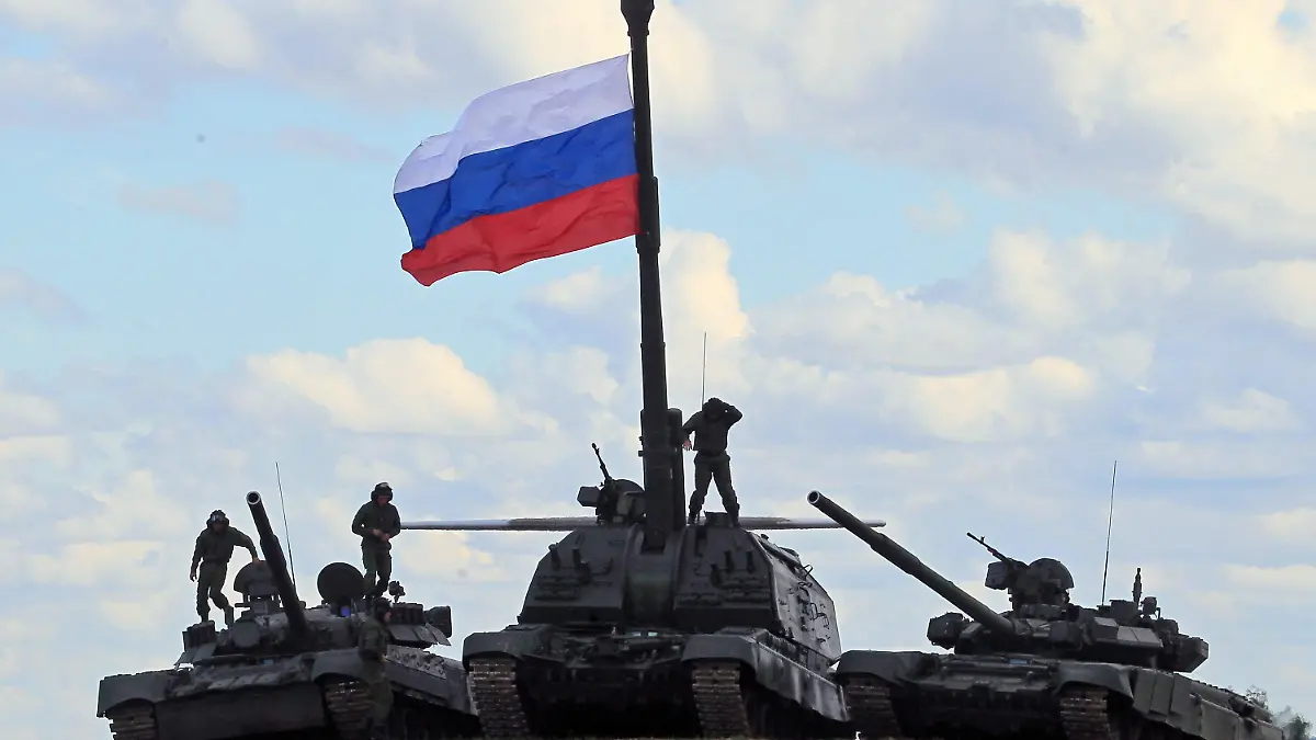 FILE - epa03284045 Russian tanks of the T-90 series and selfpropelled howitzer 'Msta' (C) perform during a military show within the Engineering Technologies Forum on the airfield of the Zhukovsky flight research institute, outside Moscow, Russia, 27 June 2012. EPA/SERGEI CHIRIKOV dpa(zu dpa "Moskau: «Panzer werden schießen, Flugzeuge im Kampfmodus fliegen» am 26.02.2014) +++(c) dpa - Bildfunk+++