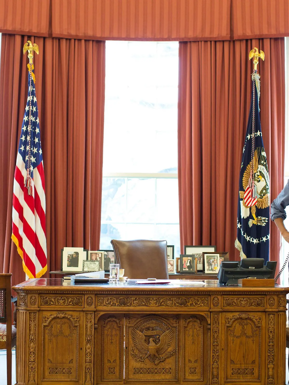 epa04105474 A handout picture made available by the White House on 01 March 2014 shows US President Barack Obama talking on the phone in the Oval Office with Russian President Vladimir Putin about the situation in Ukraine, 01 March 2014. The United States has condemned Russia?s military intervention into Ukrainian territory and called on Russia to withdraw its forces back to bases in Crimea. The strongly worded statement came from the White House following a telephone call between President Barack Obama and Russian President Vladimir Putin lasting 90 minutes. EPA/PETE SOUZA / THE WHITE HOUSE / HANDOUT HANDOUT EDITORIAL USE ONLY +++(c) dpa - Bildfunk+++