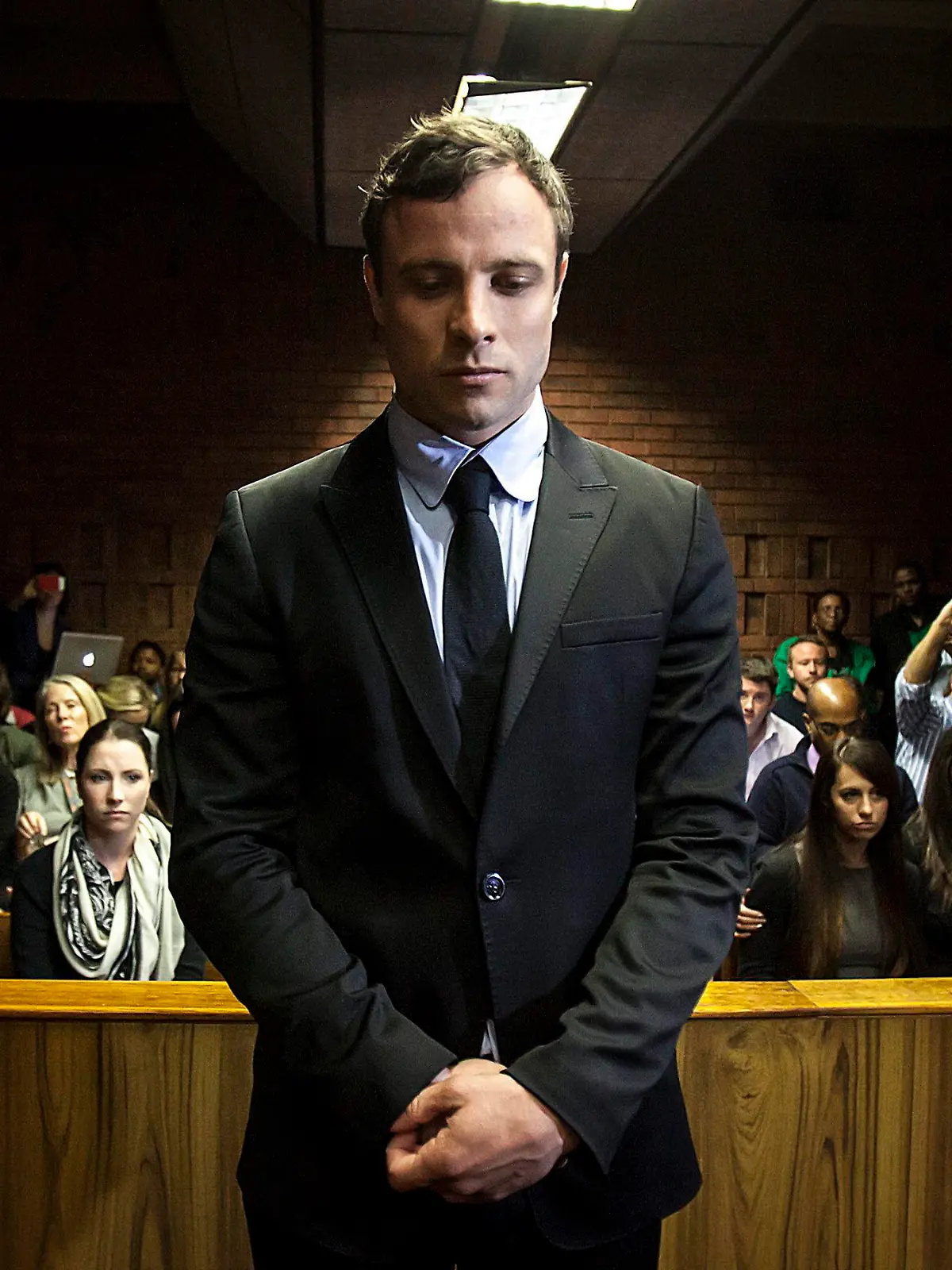 file - A file picture dated 19 August 2013 shows South African Paralympic athlete Oscar Pistorius (C) as he appears in the Pretoria Magistrates court in Pretoria, South Africa. Pistorius is due to stand trial from 03 March for the premeditated murder of his model girlfriend Reeva Steenkamp in February 2013. EPA/STR (zu dpa Themenpaket «Oscar Pistorius - tiefer Sturz nach steiler Karriere vom 28.02.2014») +++(c) dpa - Bildfunk+++
