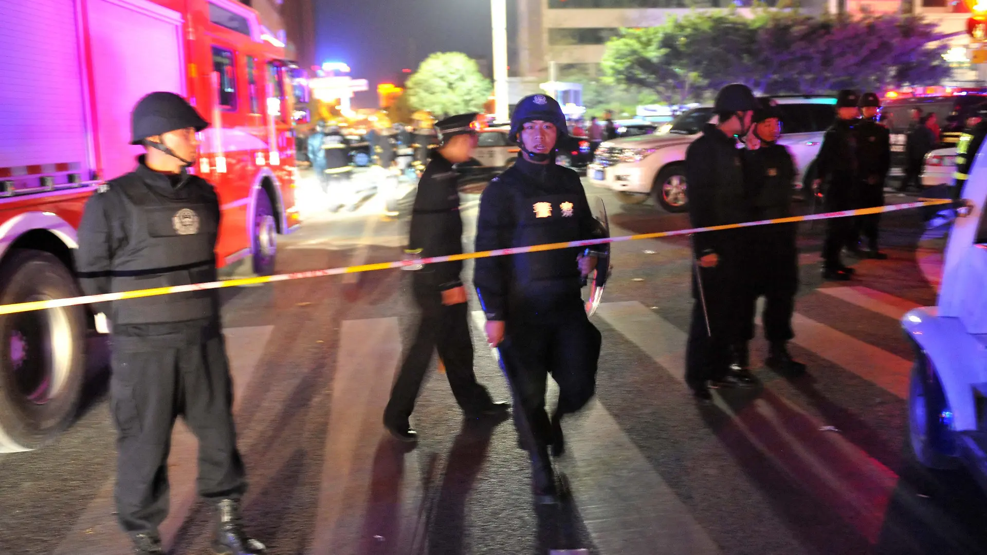 KUNMING, March 2, 2014 Picture taken on March 1, 2014 shows police guard outside the Kunming Railway Station in Kunming, capital of southwest China's Yunnan Province. Twenty-seven people were confirmed dead and 109 others injured Saturday in a railway station violent attack in southwest Chinese city of Kunming, authorities said. Photo: Lin Yiguang/Xinhua/Zumapress/dpa (zu dpa "Chinesische Behörden: Überfall auf Bahnhof war Terror-Akt" vom 01.02.104) +++(c) dpa - Bildfunk+++