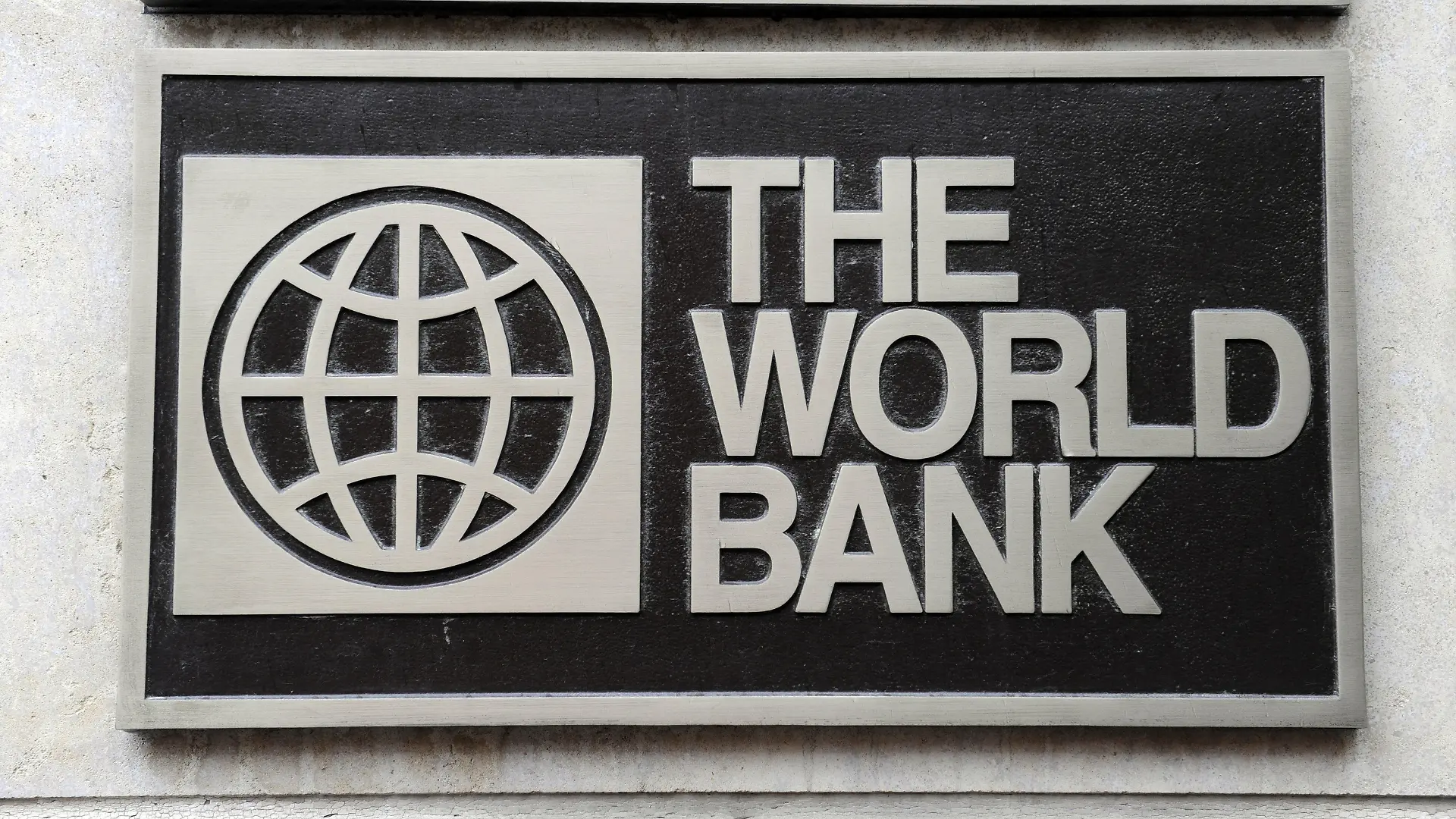 ARCHIV - Das Logo der World Bank (Weltbank), aufgenommen am 01.11.2009 in Washington. Die Weltbank hat ihre globale Wachstumsprognose wegen der Euro-Krise kräftig gestutzt und warnt vor einem Absturz der gesamten Weltwirtschaft. Die Eurozone wird dem am Mittwoch (18.01.2012) in Peking vorgelegten Ausblick zufolge dieses Jahr in die Rezession rutschen. Weltweit erwartet die Weltbank nur noch ein Wachstum von 2,5 Prozent in diesem und 3,1 Prozent im nächsten Jahr. Foto: Rainer Jensen dpa +++(c) dpa - Bildfunk+++