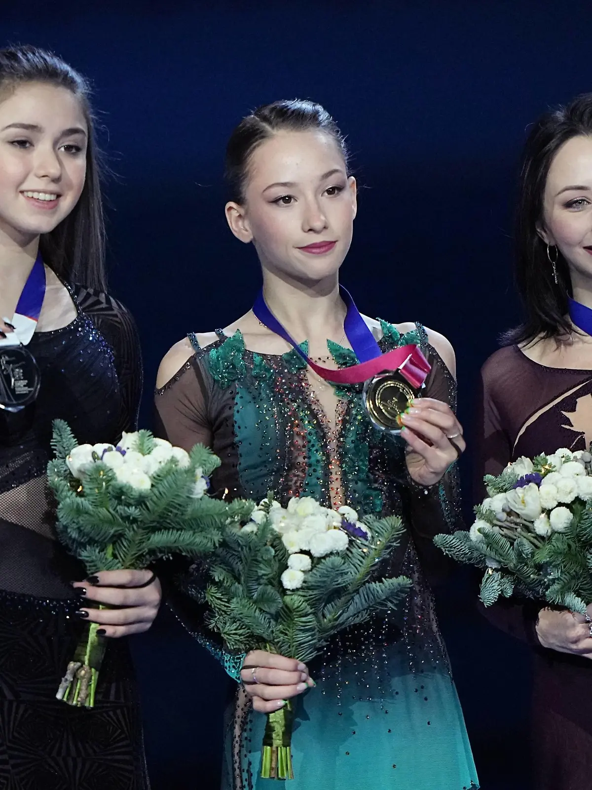  Russia Figure skating, Eiskunstlauf Championship Awarding Ceremony 8347322 25.12.2022 Silver medalist Kamila Valieva, gold medalist Sofia Akatieva and bronze medalist Elizaveta Tuktamysheva pose on the podium during the awarding ceremony for the women s free program competition at the Russian Figure Skating Championship in Krasnoyarsk, Russia. Alexander Vilf / Sputnik Krasnoyarsk Russia PUBLICATIONxINxGERxSUIxAUTxONLY Copyright: xAlexanderxVilfx