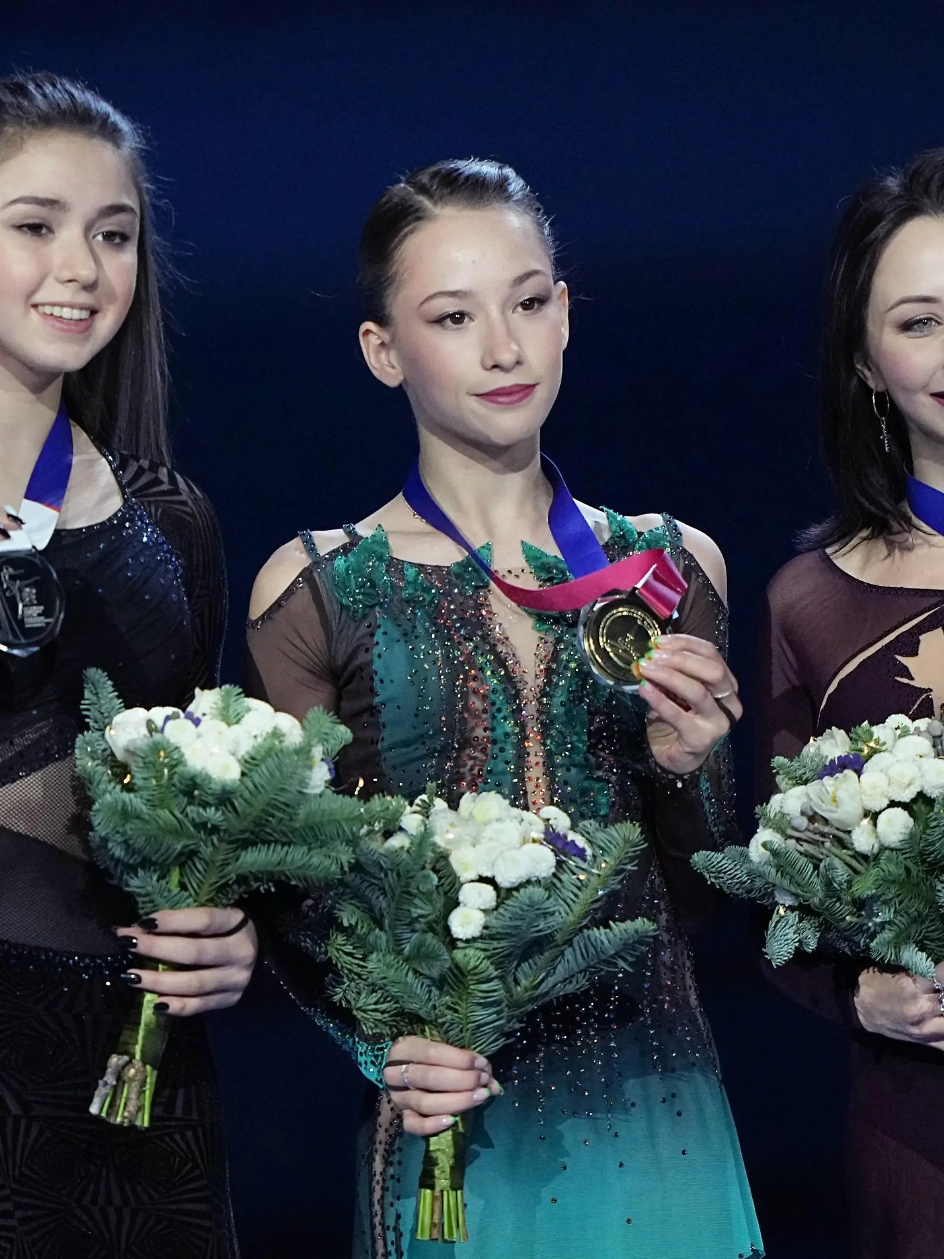 Russia Figure skating, Eiskunstlauf Championship Awarding Ceremony 8347322 25.12.2022 Silver medalist Kamila Valieva, gold medalist Sofia Akatieva and bronze medalist Elizaveta Tuktamysheva pose on the podium during the awarding ceremony for the women s free program competition at the Russian Figure Skating Championship in Krasnoyarsk, Russia. Alexander Vilf / Sputnik Krasnoyarsk Russia PUBLICATIONxINxGERxSUIxAUTxONLY Copyright: xAlexanderxVilfx