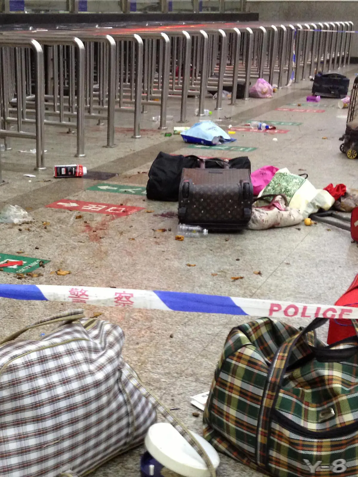 KUNMING, March 2, 2014 Picture taken by mobile phone on March 1, 2014 shows luggage scattered inside the Kunming Railway Station in Kunming, capital of southwest China's Yunnan Province. Twenty-seven people were confirmed dead and 109 others injured Saturday in a railway station violent attack in southwest Chinese city of Kunming, authorities said.   Photo: Lin Yiguang/Xinhua/Zumapress/dpa    (zu dpa "Chinesische Behörden: Überfall auf Bahnhof war Terror-Akt" vom 01.02.104) +++(c) dpa - Bildfunk+++