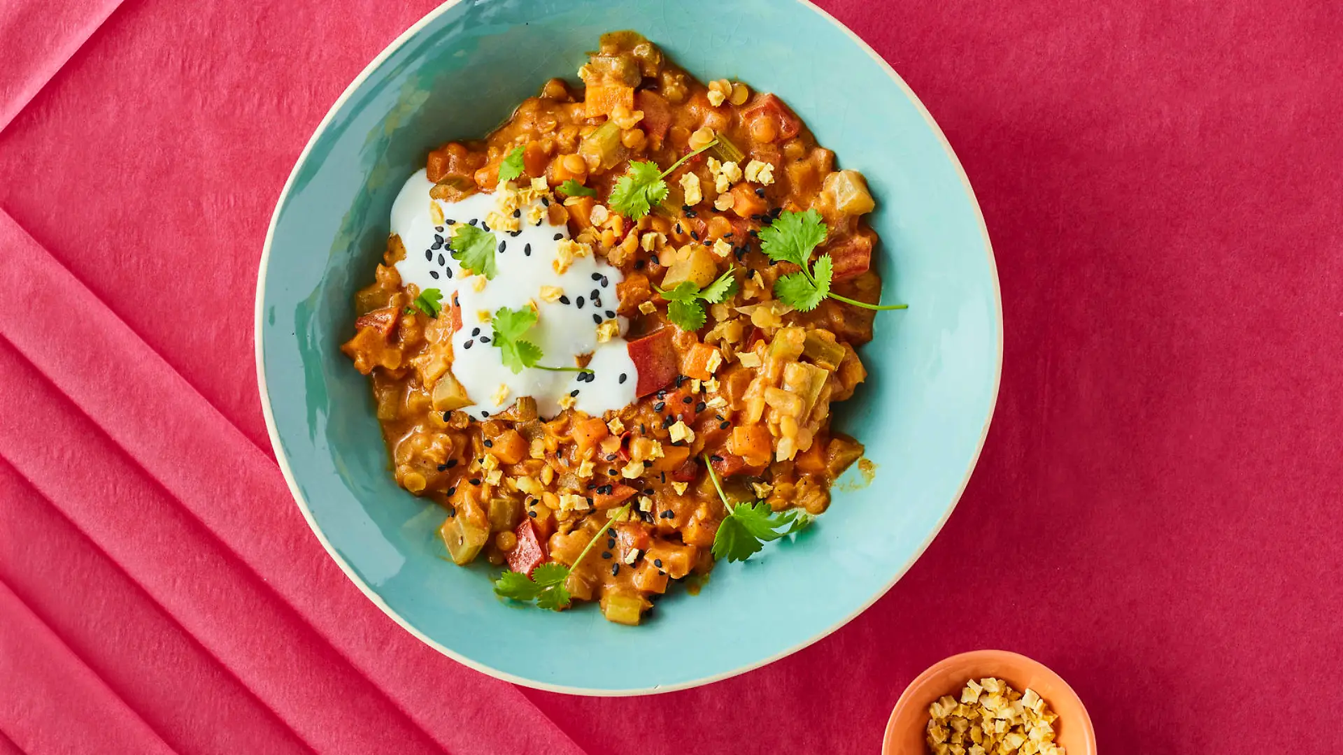 BRIGITTE Balance Konzept 2022 (FINAL) >> Thema: One Pots Rezept: Gemuese-Dal mit Joghurt und Sesam Zutaten: Linsen Paprika Tomaten Kokosmilch Foto: Denise Gorenc Styling: Meike Stueber Foodstyling: Jan Schuemann Requisite: Fundus