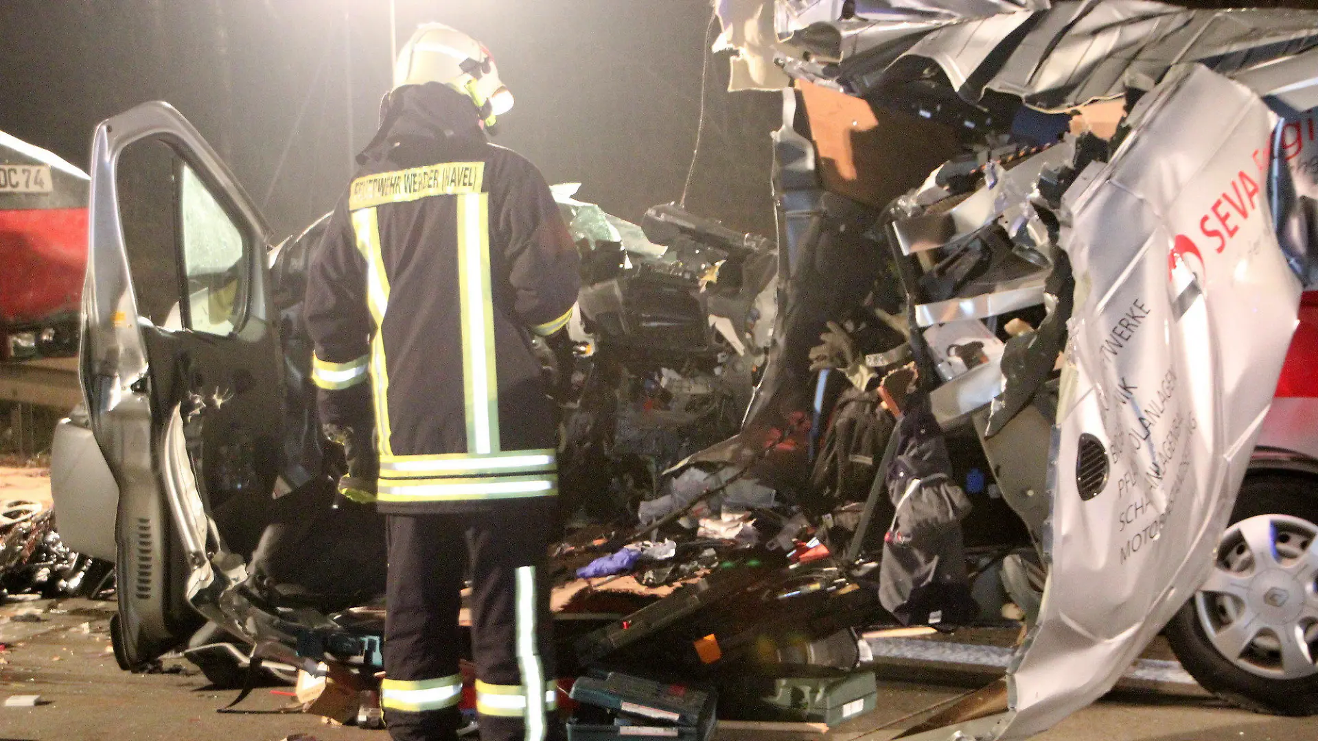 Ein Feuerwehrmann steht am 28.02.2014 auf der A2 bei Lehnin (Brandenburg) neben einem zerstörten PKW. Bei dem Verkehrsunfall sind am Freitag zwei Menschen getötet worden. In den Unfall zwischen Werder (Havel) und Lehnin (Potsdam-Mittelmark) waren nach Angaben der Polizei drei Fahrzeuge verwickelt. Foto: Oliver Schwandt/dpa +++(c) dpa - Bildfunk+++
