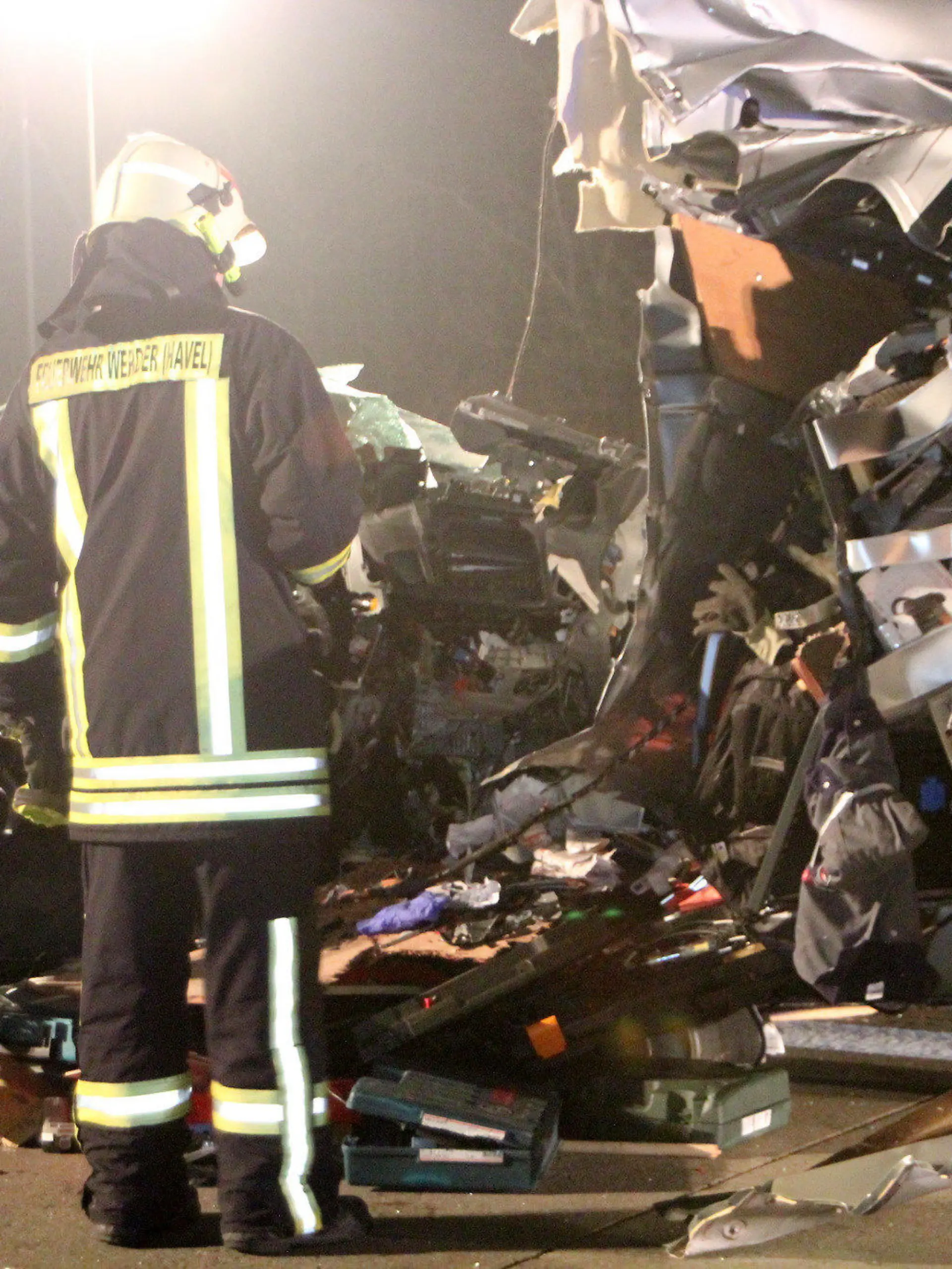Ein Feuerwehrmann steht am 28.02.2014 auf der A2 bei Lehnin (Brandenburg) neben einem zerstörten PKW. Bei dem Verkehrsunfall sind am Freitag zwei Menschen getötet worden. In den Unfall zwischen Werder (Havel) und Lehnin (Potsdam-Mittelmark) waren nach Angaben der Polizei drei Fahrzeuge verwickelt. Foto: Oliver Schwandt/dpa +++(c) dpa - Bildfunk+++