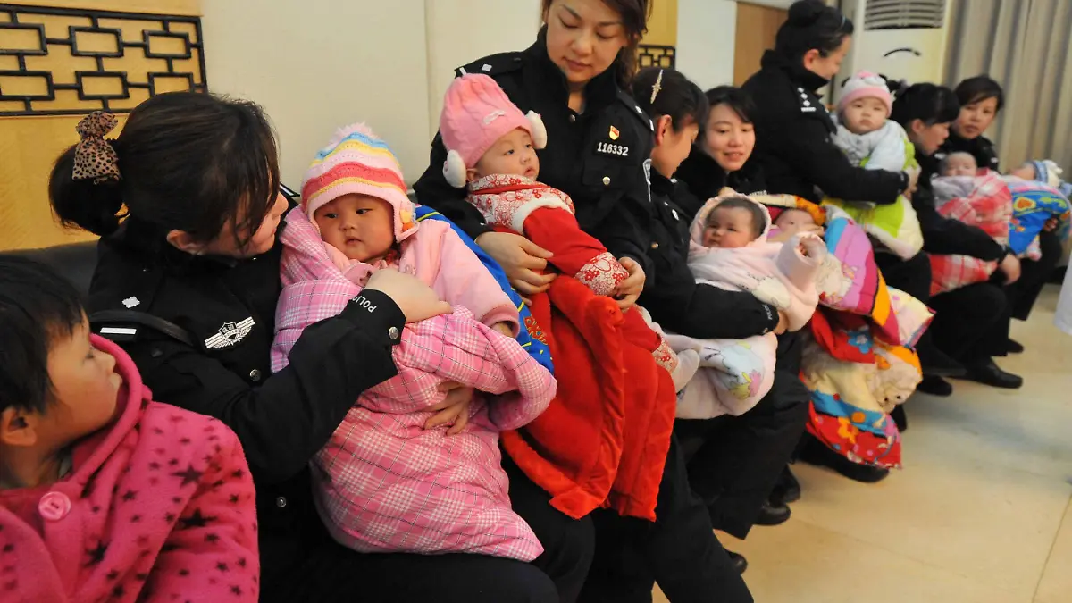 FILE - Policewomen hold babies upon their arrival by train in Guiyang in southwest China's Guizhou province, 10 March 2012. The Ministry of Public Security cracked a child abduction case on 07 March in 14 provinces, detaining 310 suspects and rescued 77 children. EPA/STR CHINA OUT (zu dpa 'Chinesische Polizei zerschlägt vier Kinderhändlerringe' vom 28.02.2014) +++(c) dpa - Bildfunk+++