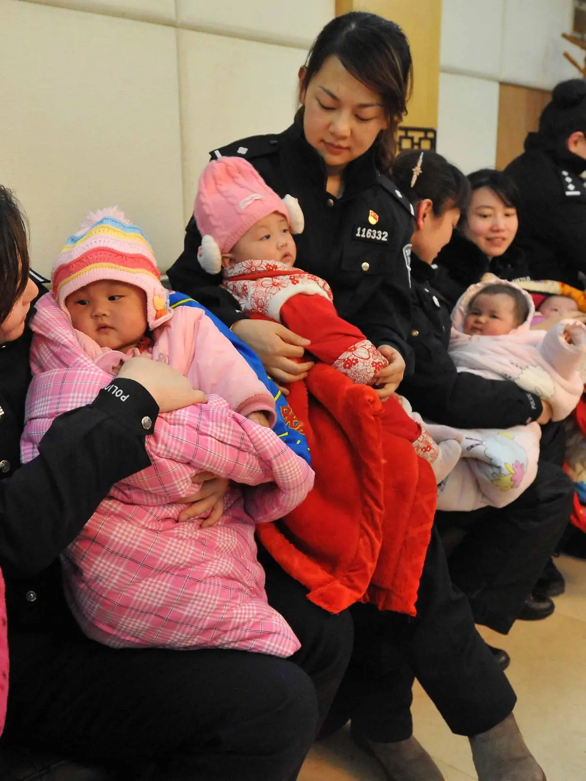 FILE - Policewomen hold babies upon their arrival by train in Guiyang in southwest China's Guizhou province, 10 March 2012. The Ministry of Public Security cracked a child abduction case on 07 March in 14 provinces, detaining 310 suspects and rescued 77 children. EPA/STR CHINA OUT (zu dpa 'Chinesische Polizei zerschlägt vier Kinderhändlerringe' vom 28.02.2014) +++(c) dpa - Bildfunk+++
