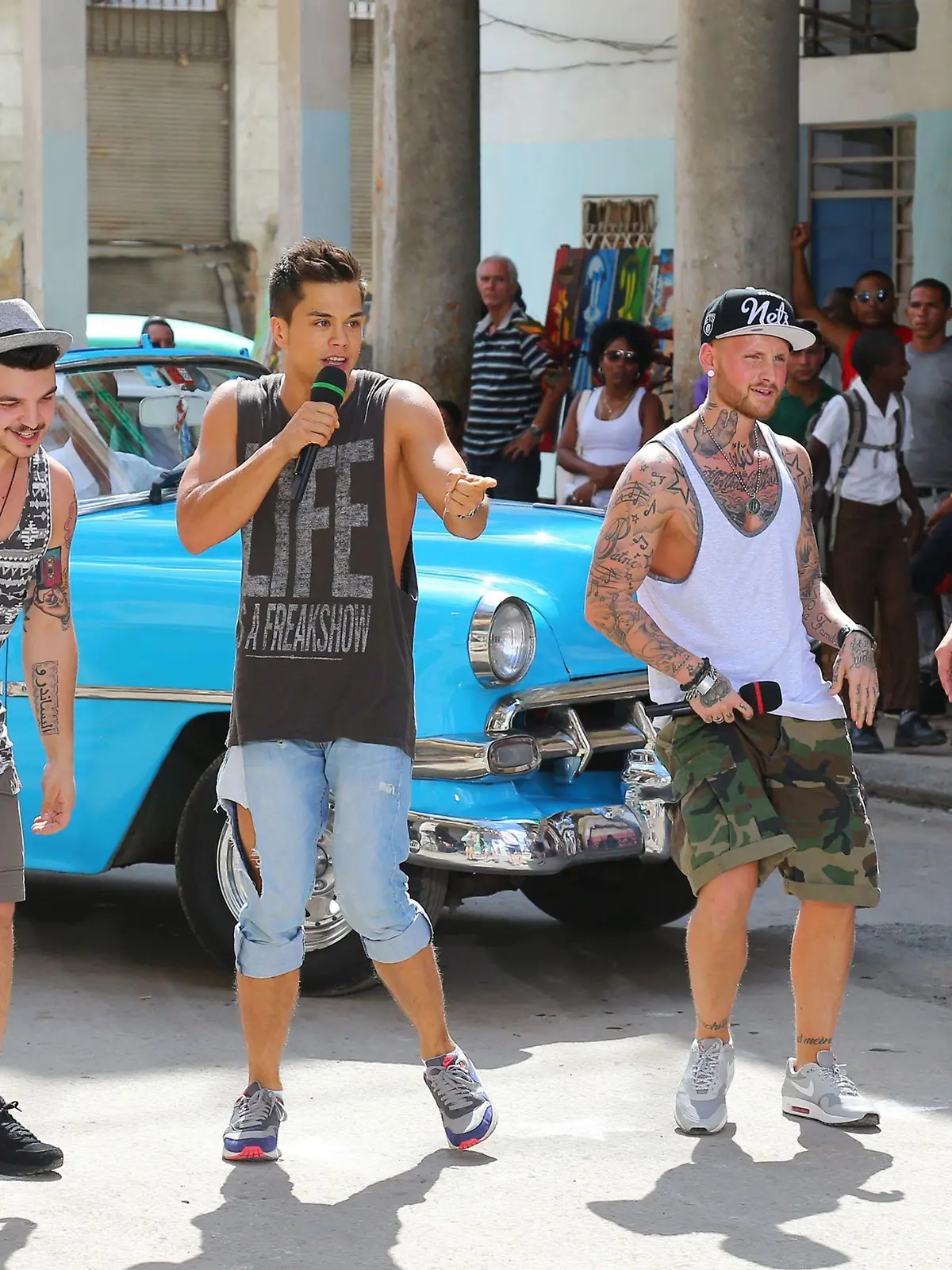 Alessandro Di Lella, Christopher Schnell, Patric Wittlinger und Richard Schlögl (v.l.) performen in der Calle Cardena in Havanna ihren Gruppensong.