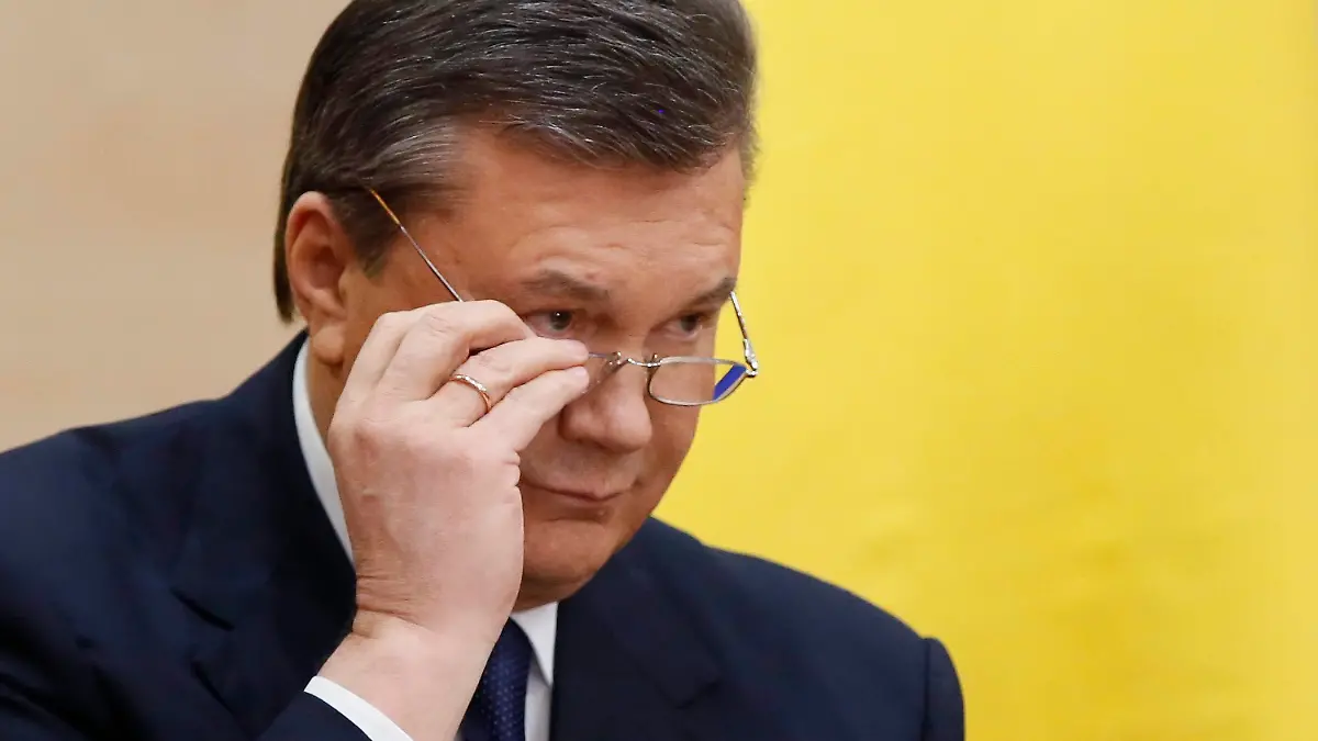 epa04103602 Former Ukrainian president Viktor Yanukovych attends a press conference in Rostov, Russia, 28 February 2014. Former Ukrainian president Viktor Yanukovych says 'nationalists and fascists' are behind the crisis in the country. 'Power was taken by nationalists, fascists youngsters who are the absolute minority of Ukraine,' he said in a news conference. 'This is the result of the irresponsible policies of the West, which was supporting the Maidan' protesters, Yanukovych said, referring to the square in Kiev where anti-government demonstrations have taken place over the past three months. EPA/YURI KOCHETKOV +++(c) dpa - Bildfunk+++