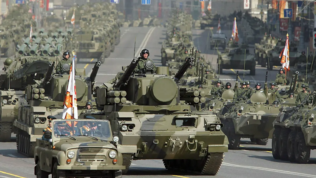 Russian military vehicles drive along Tverskaya street during the rehearsal of the Victory Day parade in Moscow, Russia 05 May 2008. Military technics will be shown on the Red Square after an eighteen-year break. EPA/YURI KOCHETKOV (zu dpa-Korr. "Militär-Maskerade - Moskaus größte Siegesfeier seit Sowjetzeiten" vom 08.05.2008) +++(c) dpa - Bildfunk+++