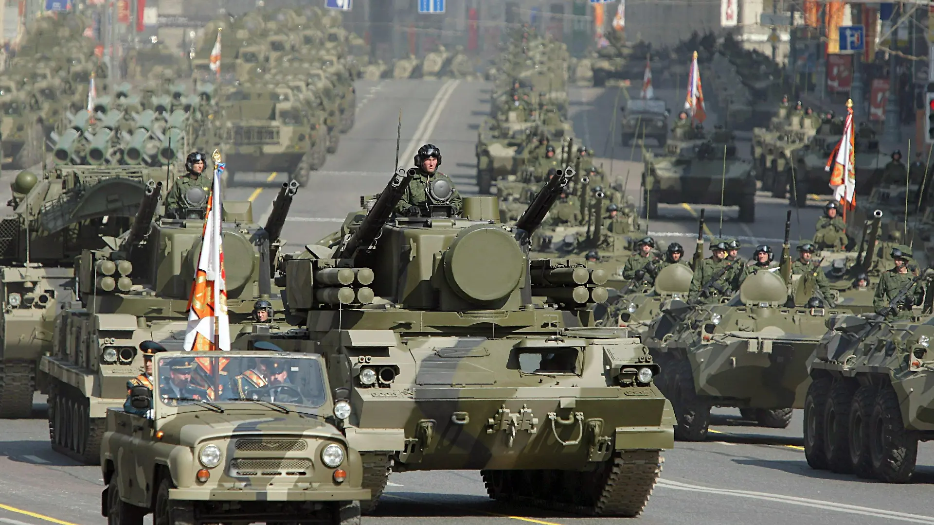 Russian military vehicles drive along Tverskaya street during the rehearsal of the Victory Day parade in Moscow, Russia 05 May 2008. Military technics will be shown on the Red Square after an eighteen-year break. EPA/YURI KOCHETKOV (zu dpa-Korr. "Militär-Maskerade - Moskaus größte Siegesfeier seit Sowjetzeiten" vom 08.05.2008) +++(c) dpa - Bildfunk+++