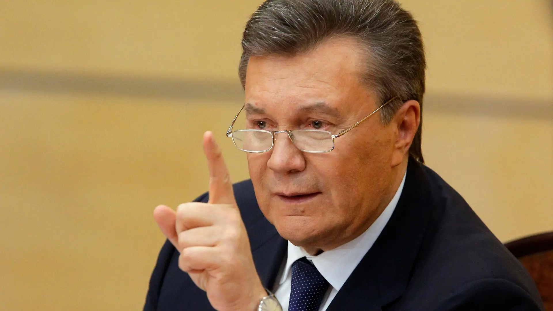 Ousted Ukrainian President Viktor Yanukovich takes part in a news conference in the southern Russian city of Rostov-on-Don February 28, 2014. Yanukovich, appearing in public for the first time since he was ousted as Ukraine's president, said in Russia on Friday he would not give up the fight for his country's future. REUTERS/Maxim Shemetov (RUSSIA - Tags: POLITICS HEADSHOT)