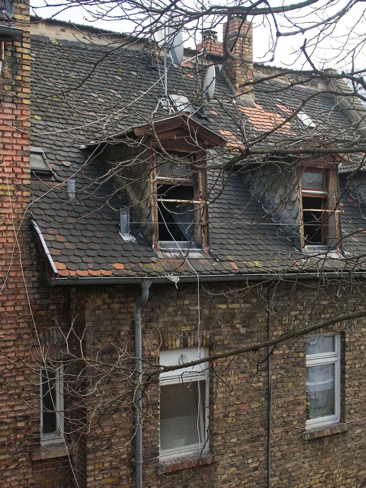 Die Fenster in einem Wohnhaus in der Innenstadt von Mannheim (Baden-Württemberg) stehen am 27.02.2014 offen. In der Nacht waren bei einem Brand im dem Hinterhaus drei Kinder ums Leben gekommen. Foto: Uwe Anspach/dpa +++(c) dpa - Bildfunk+++