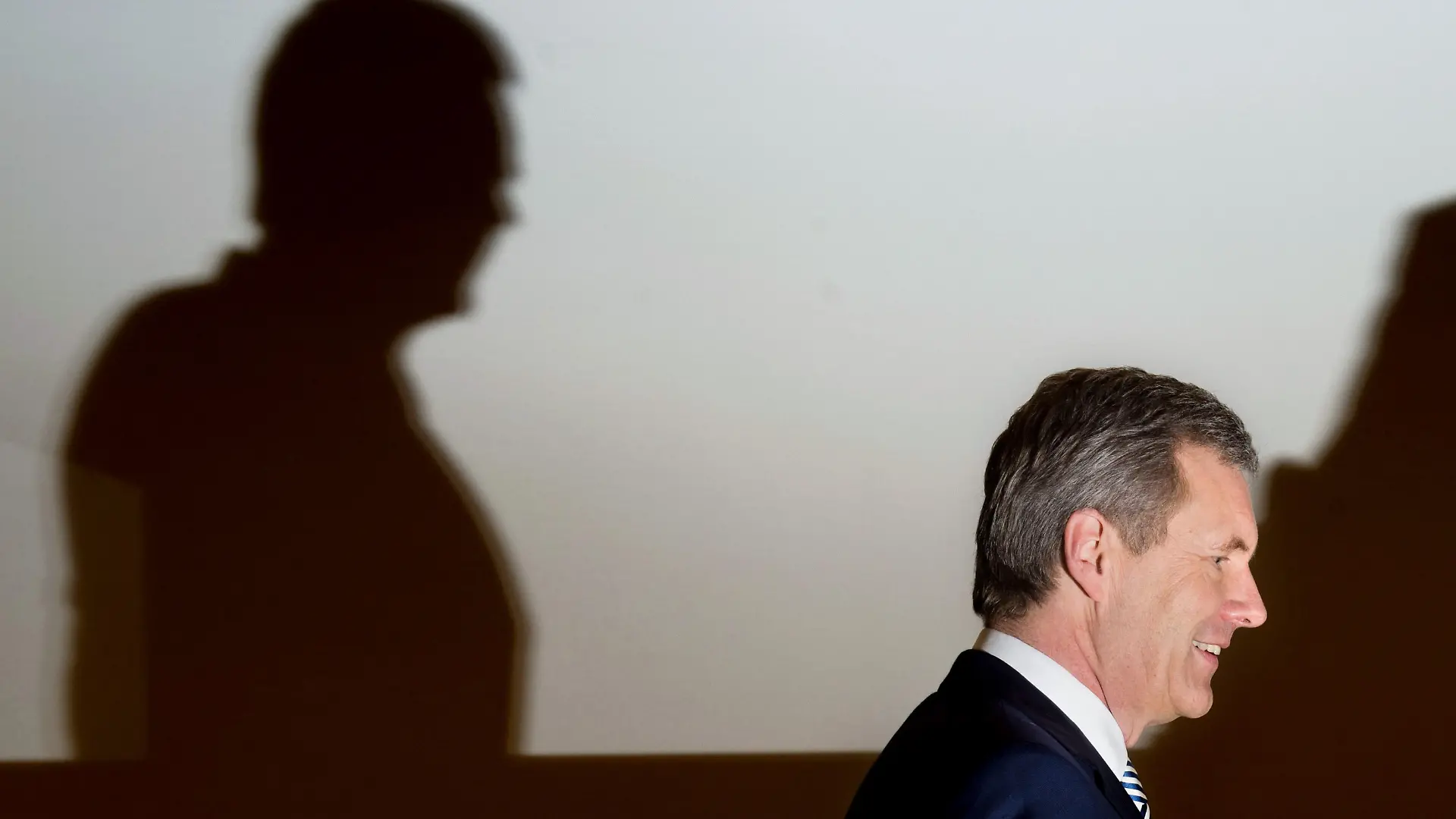 ARCHIV - Ex-Bundespräsident Christian Wulff steht am 20.02.2014 im Landgericht in Hannover (Niedersachsen). Der ehemalige Bundespräsident Wulff muss sich wegen Vorteilsannahme verantworten. Foto: Julian Stratenschulte/dpa (zu lni Themenpaket zum Wulff-Prozess vom 25.02.2014) +++(c) dpa - Bildfunk+++
