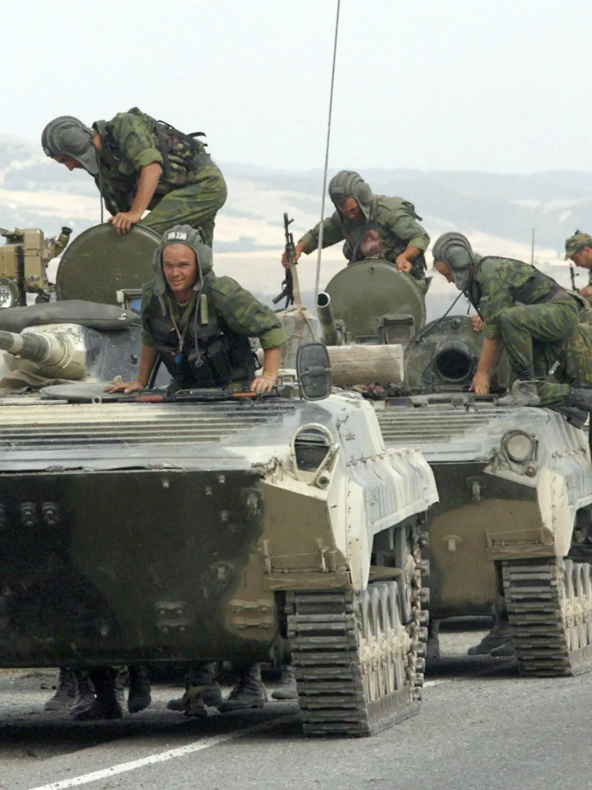 FILE - Russian soldiers board their APCes outside Gori to start their withdrawal from Georgia according to information given by their commander, Georgia, 20 August 2008. EPA/SERGEI CHIRIKOV dpa (zu dpa "Moskau: «Panzer werden schießen, Flugzeuge im Kampfmodus fliegen» am 26.02.2014) +++(c) dpa - Bildfunk+++