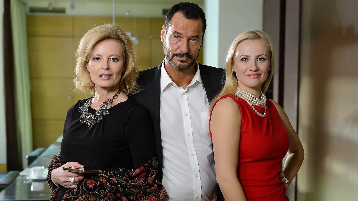 Alles was zählt
Helena Reichenbach (Claudia Neidig), Richard Steinkamp (Silvan-Pierre Leirich), Isabelle Steinkamp (Ania Niedieck)
Foto: RTL / Willi Weber