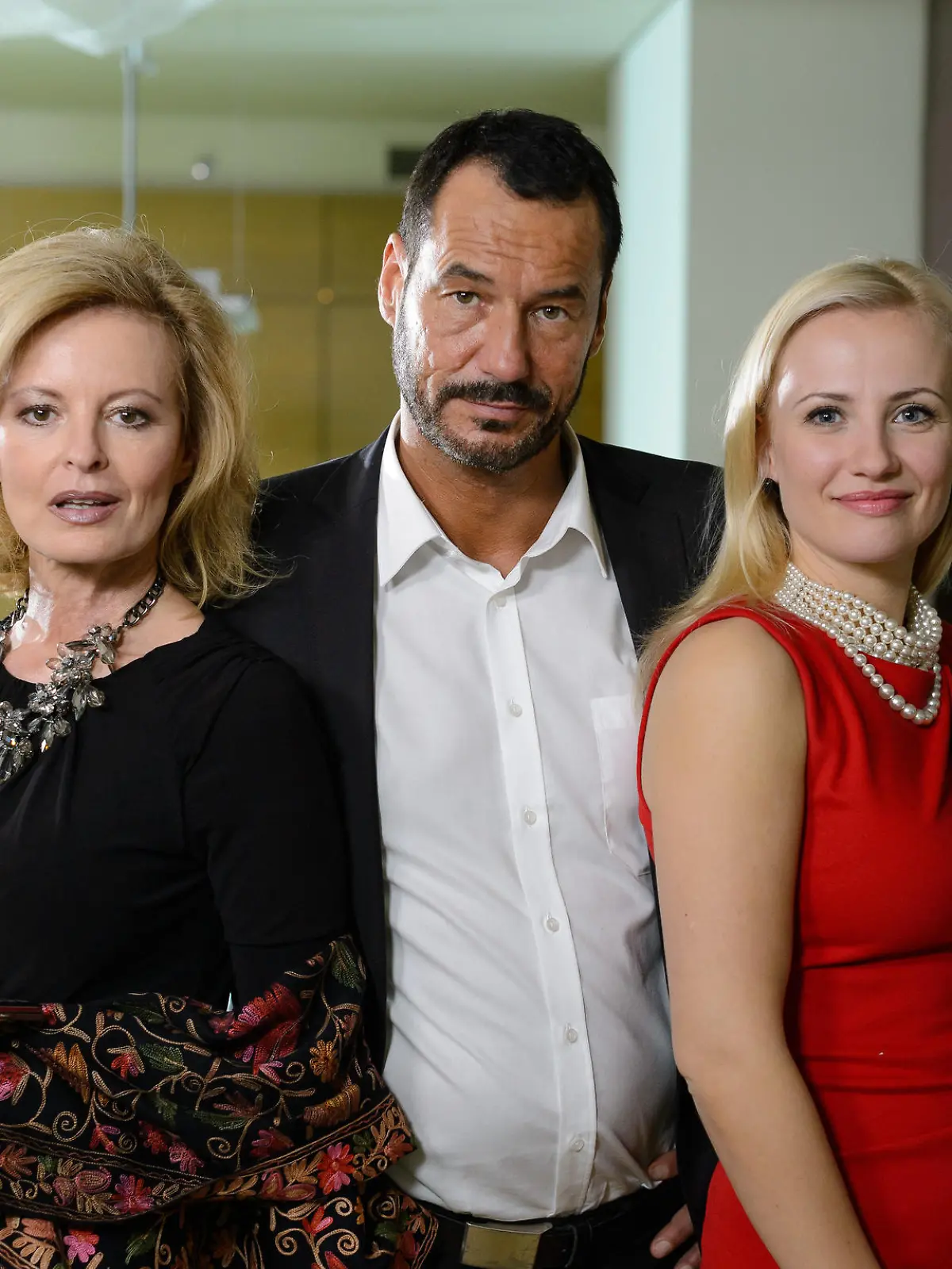 Alles was zählt
Helena Reichenbach (Claudia Neidig), Richard Steinkamp (Silvan-Pierre Leirich), Isabelle Steinkamp (Ania Niedieck)
Foto: RTL / Willi Weber