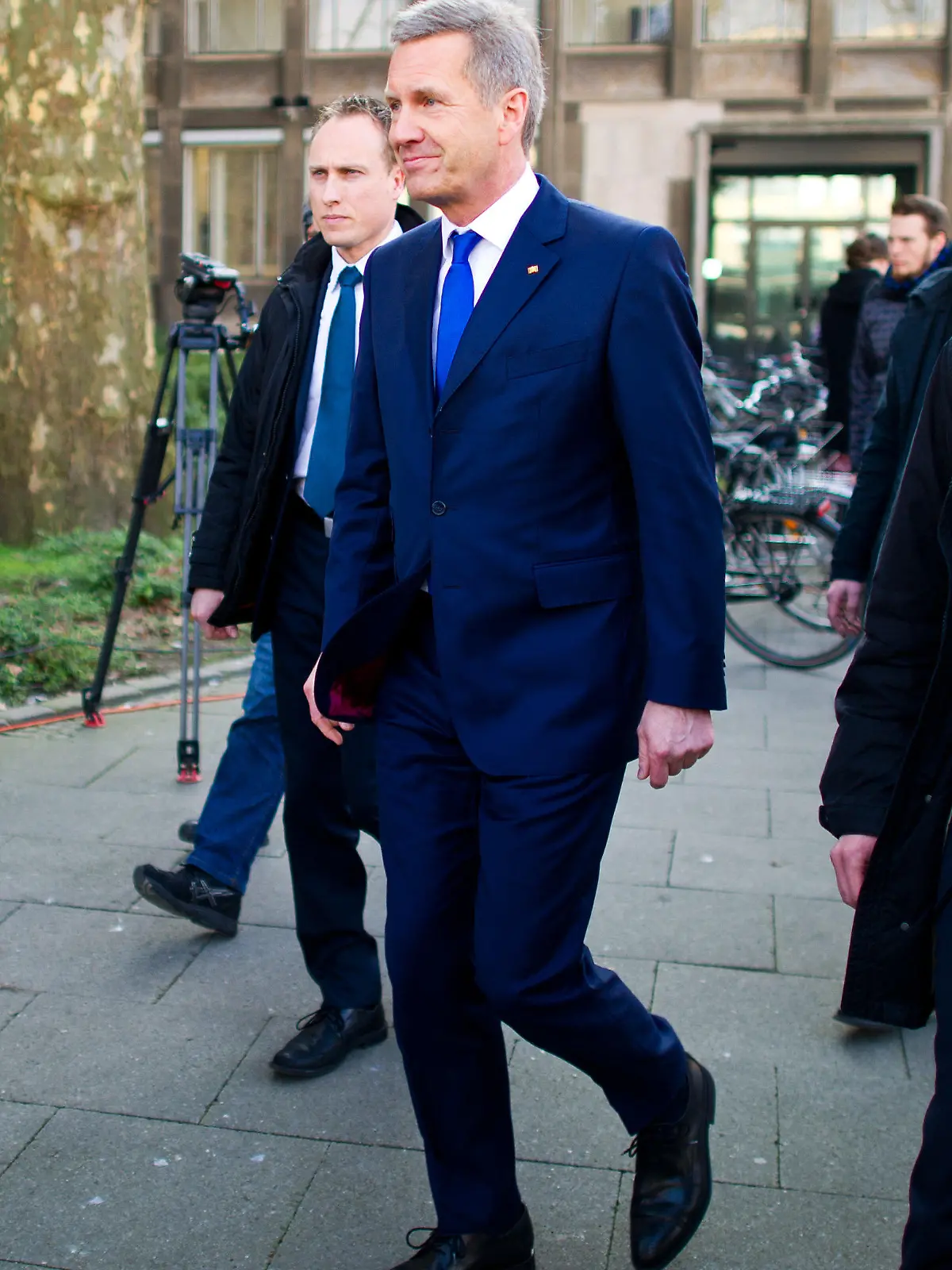 Ex-Bundespräsident Christian Wulff verlässt am 27.02.2014 nach der Urteilsverkündung das Landgericht in Hannover (Niedersachsen). Zwei Jahre nach dem Rücktritt als Staatsoberhaupt wurde Wulff vom Vorwurf der Vorteilsannahme entlastet. Foto: Christoph Schmidt/dpa +++(c) dpa - Bildfunk+++
