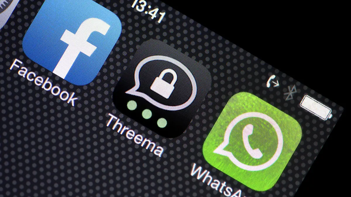 Auf einem iphone ist die Facebook-App, die App des verschlüsselten und kostenpflichtigen Kurznachrichten-Dienstes Threema und WhatsApp am 20.02.2014 in Köln (Nordrhein-Westfalen) zu sehen. Das weltgrößte soziale Online-Netzwerk Facebook kauft den Rivalen WhatsApp für 16 Milliarden Dollar. Foto: Oliver Berg/dpa +++(c) dpa - Bildfunk+++