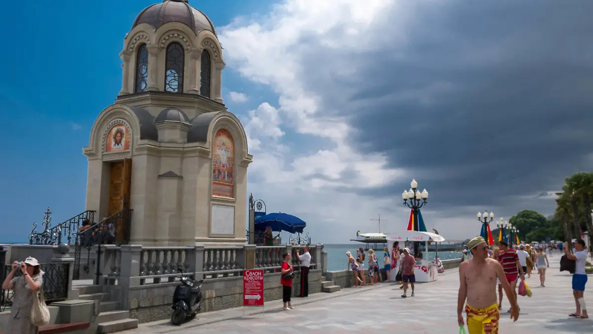 Ukraine, Jalta, people in the waterfront pedestrian walkway along the Black Sea Keine Weitergabe an Drittverwerter.