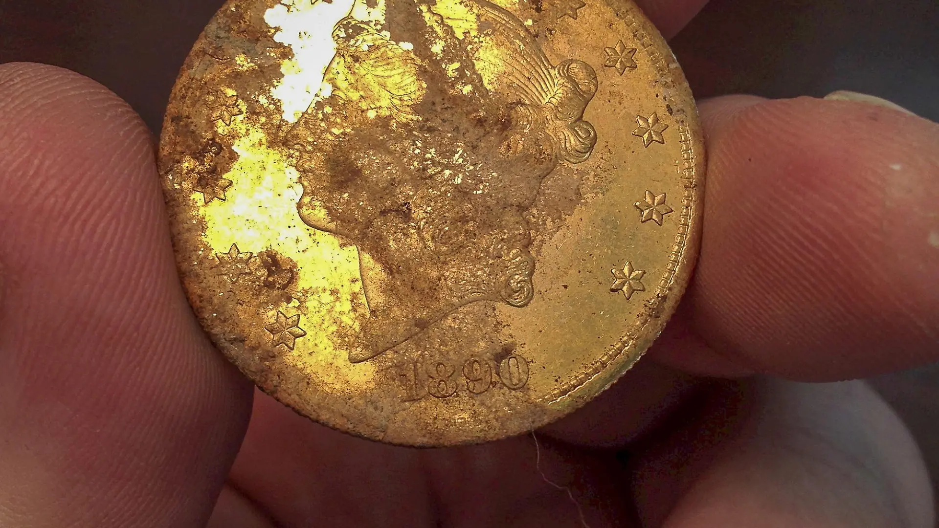 epa04100699 An undated handout photograph provided by Kagin's, Inc. on 25 February 2014 shows an 1890 gold coin that is part of a collection of coins found buried on private property in California's gold region, USA. A California couple has stumbled onto cache of gold coins worth 10 million dollars (7.3 million euros) buried in their back yard in, the San Francisco Chronicle reported 25 February 2014. The couple, who wish to remain anonymous, found the 19th century US coins - believed to be the largest such find in US history - while walking with their dog on their property last year, the report said. They noticed the top of a rusty tin can protruding from the ground, dug it up and took it home. The coins dated from 1847 to 1894 and many were in mint condition having never been circulated. They had a face value of 27,980 dollars but are expected to fetch more than 10 million when put up for sale by auction in May, the report quoted coin experts as saying. EPA/KAGIN'S INC. / HANDOUT EDITORIAL USE ONLY / NO SALES HANDOUT EDITORIAL USE ONLY/NO SALES +++(c) dpa - Bildfunk+++