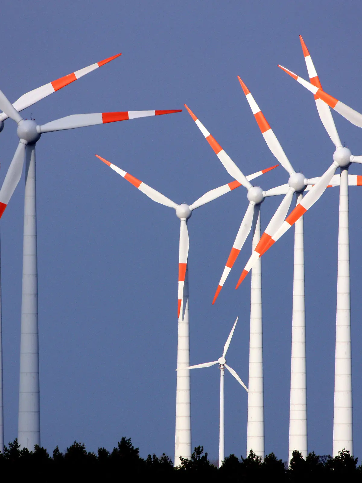 ARCHIV - Windräder drehen sich unweit des brandenburgischen Ortes Mallnow (Märkisch-Oderland) im Wind, aufgenommen am 05.02.2008 (Illustration zum Thema Windenergie). Bundeskanzlerin Angela Merkel (CDU) beginnt am Mittwoch (18.08.2010) in Mecklenburg-Vorpommern eine Tour zu zehn Energie-Standorten in Deutschland. Sie besucht einen Windpark inKrempin sowie eine Windenergieanlagen-Firma in Rostock. Foto: Patrick Pleul dpa  +++(c) dpa - Bildfunk+++