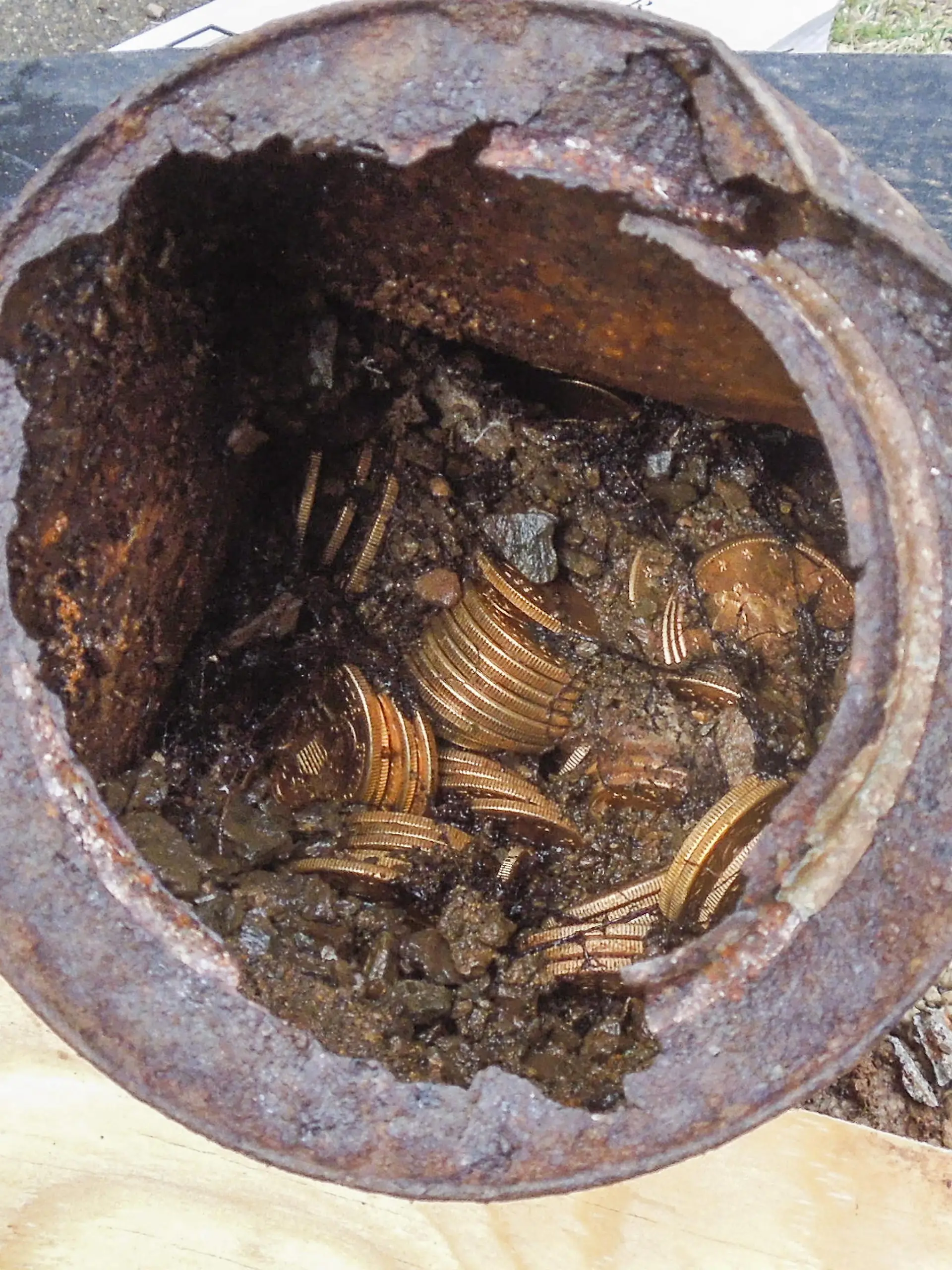epa04100700 An undated handout photograph provided by Kagin's, Inc. on 25 February 2014 shows a can of gold coins that is part of a collection of coins found buried on private property in California's gold region, USA. A California couple has stumbled onto cache of gold coins worth 10 million dollars (7.3 million euros) buried in their back yard in, the San Francisco Chronicle reported 25 February 2014. The couple, who wish to remain anonymous, found the 19th century US coins - believed to be the largest such find in US history - while walking with their dog on their property last year, the report said. They noticed the top of a rusty tin can protruding from the ground, dug it up and took it home. The coins dated from 1847 to 1894 and many were in mint condition having never been circulated. They had a face value of 27,980 dollars but are expected to fetch more than 10 million when put up for sale by auction in May, the report quoted coin experts as saying. EPA/KAGIN'S INC. / HANDOUT EDITORIAL USE ONLY / NO SALES HANDOUT EDITORIAL USE ONLY/NO SALES +++(c) dpa - Bildfunk+++